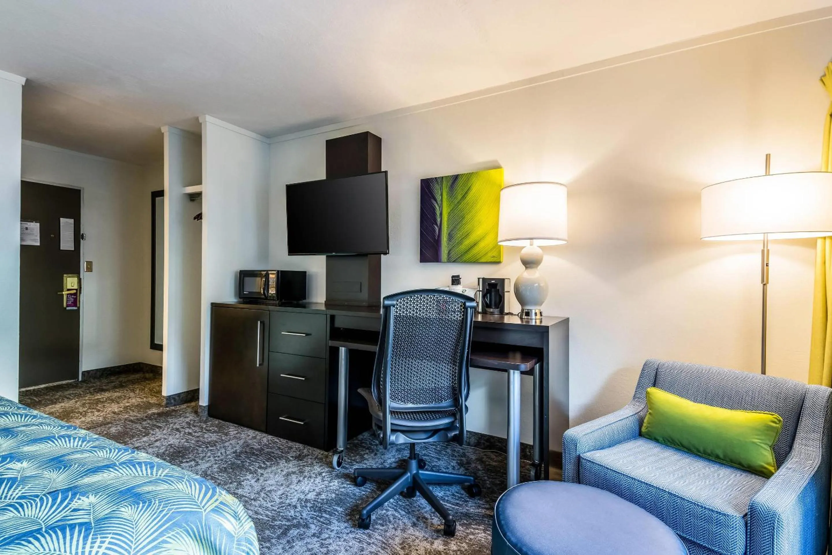 Bedroom, Bed in Oasis Hotel and Conv Center, an Ascend Collection Hotel