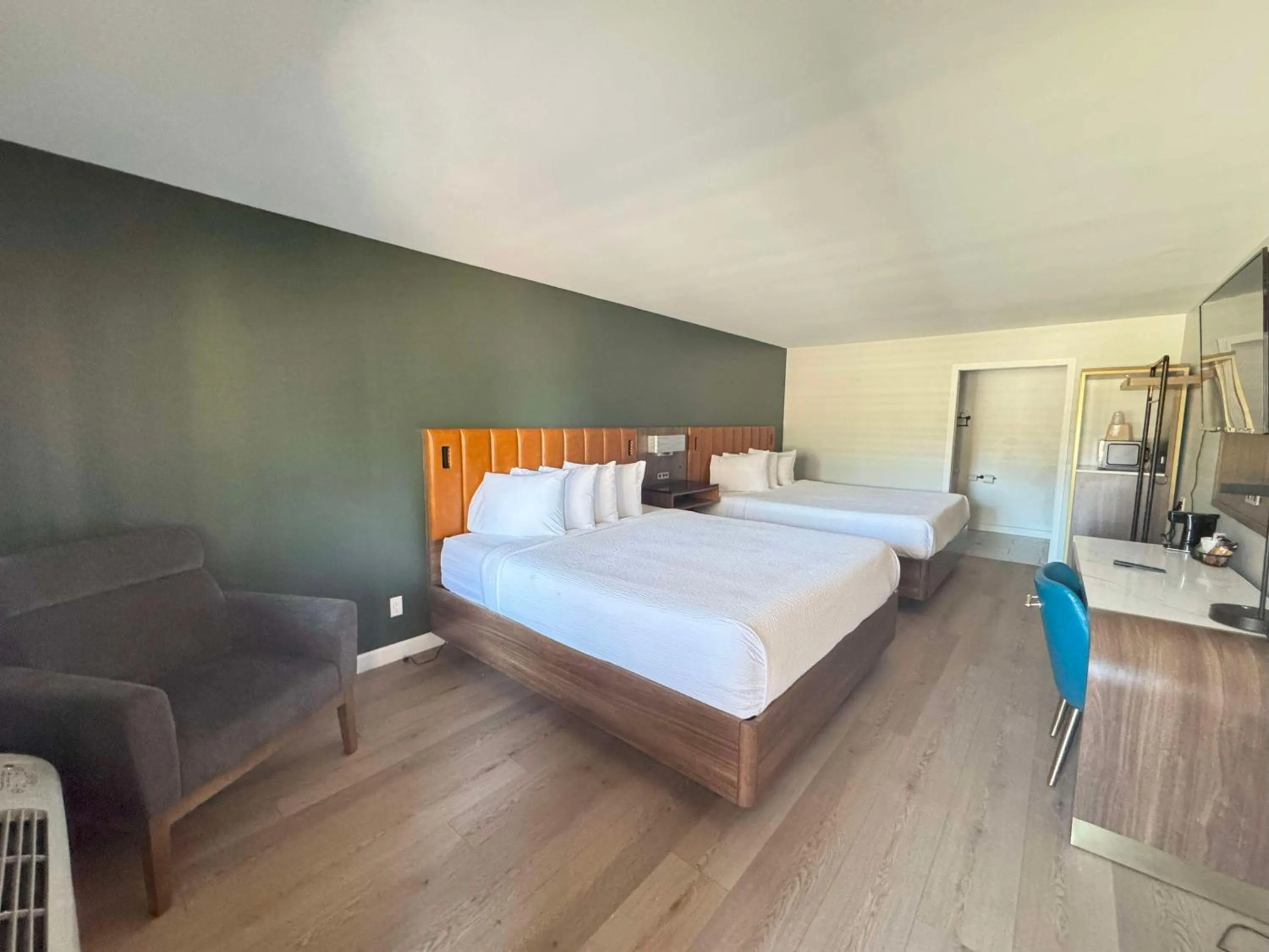 Bedroom, Bed in SureStay by Best Western Morgan Hill