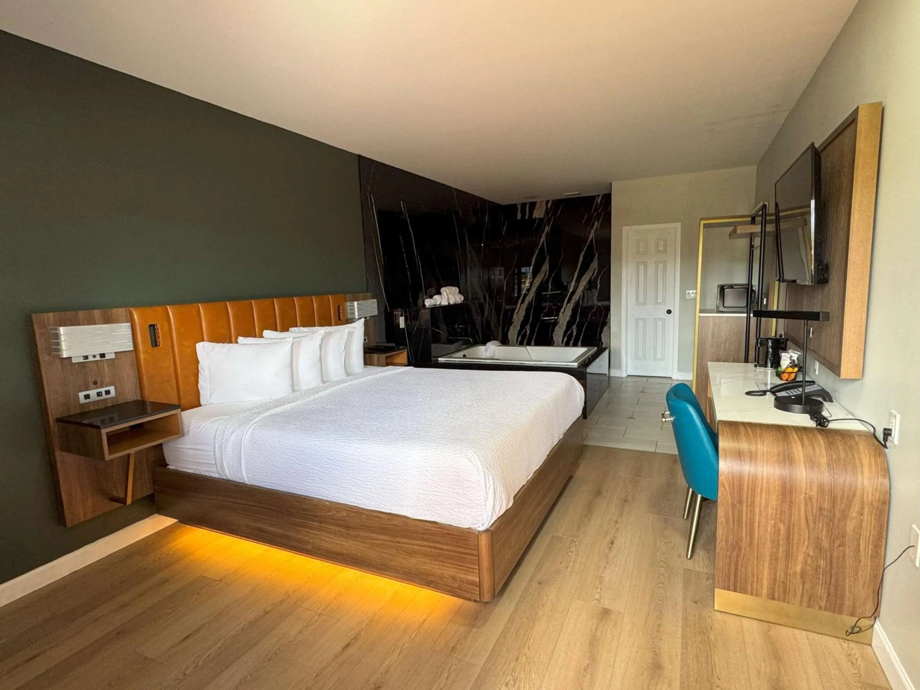 Bedroom, Bed in SureStay by Best Western Morgan Hill