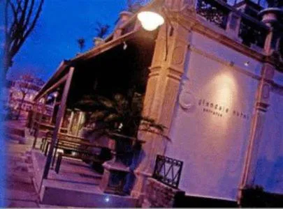 Facade/entrance in Glendale Hotel