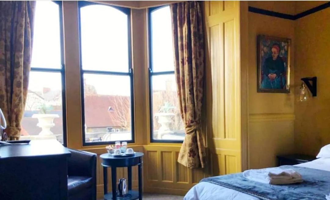 Bed in Glendale Hotel