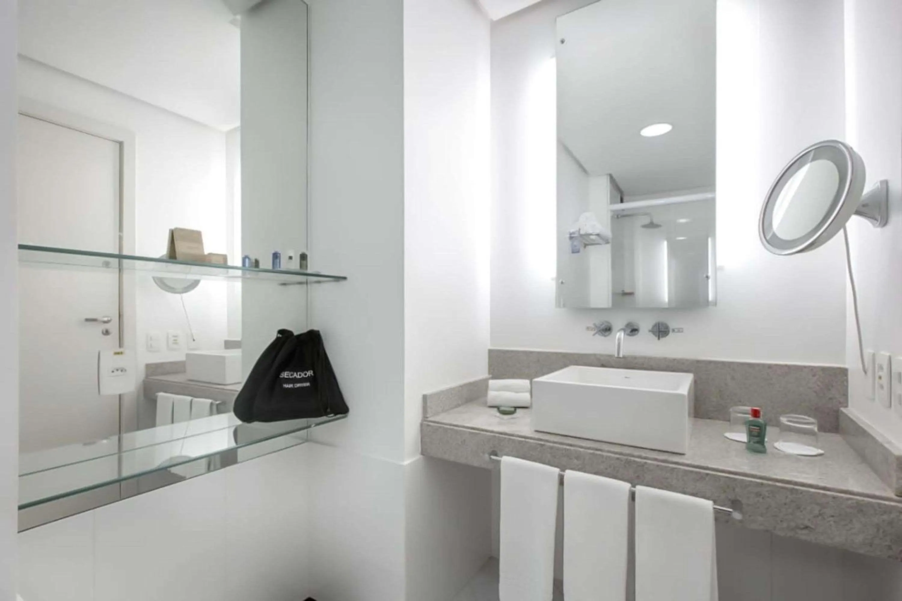 Bathroom in ArtHotel Transamerica Collection