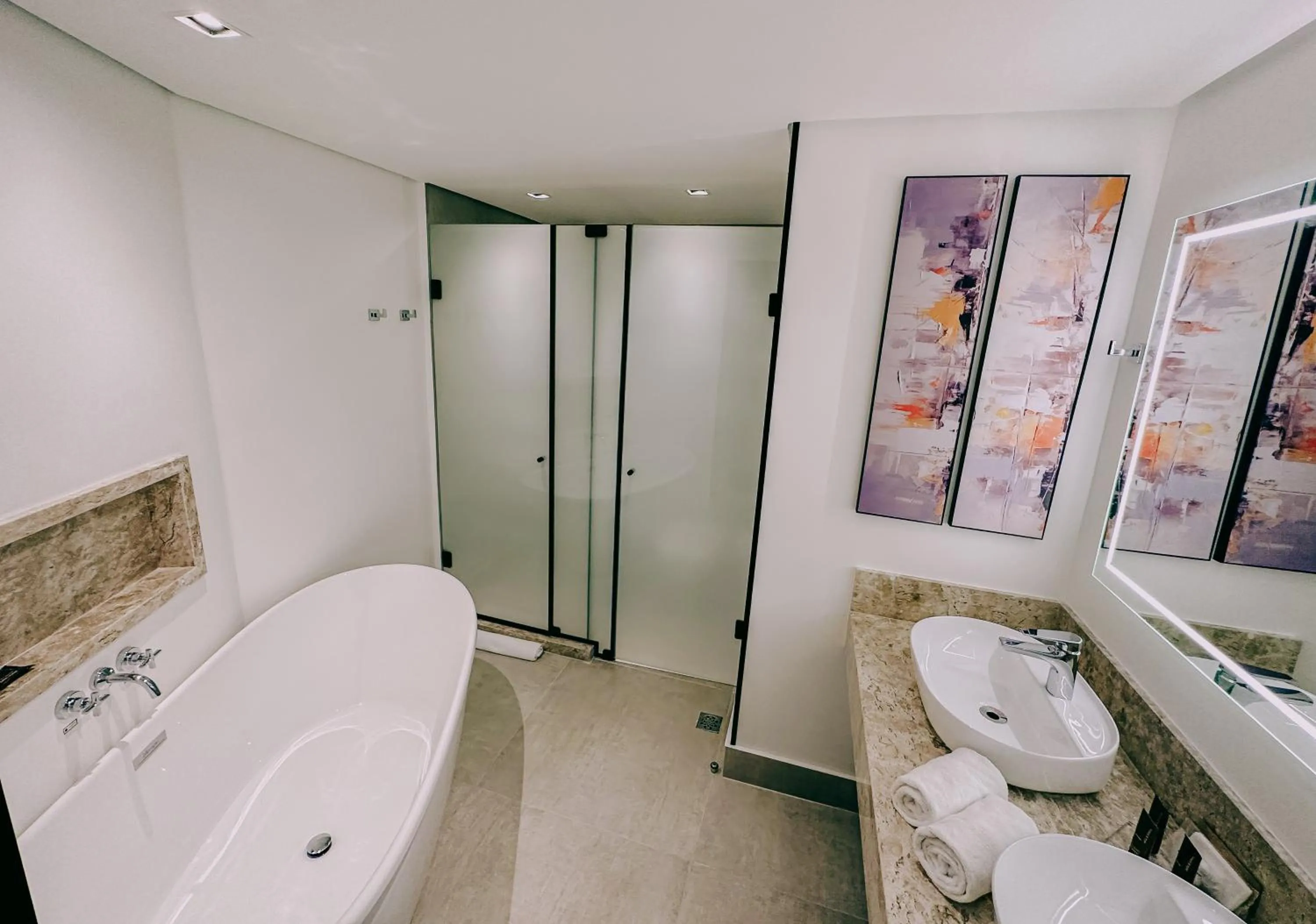 Shower in ArtHotel Transamerica Collection