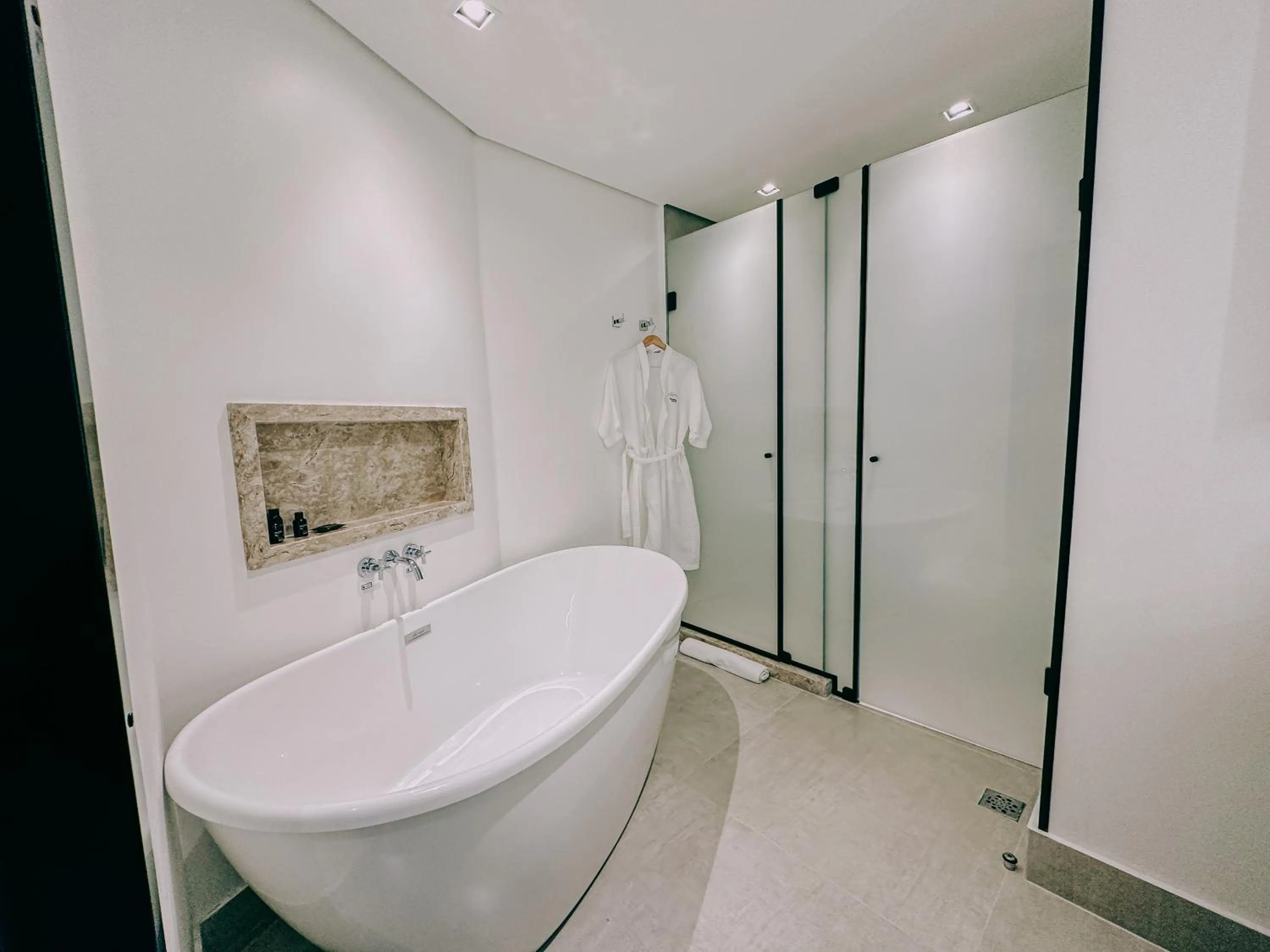 Shower in ArtHotel Transamerica Collection