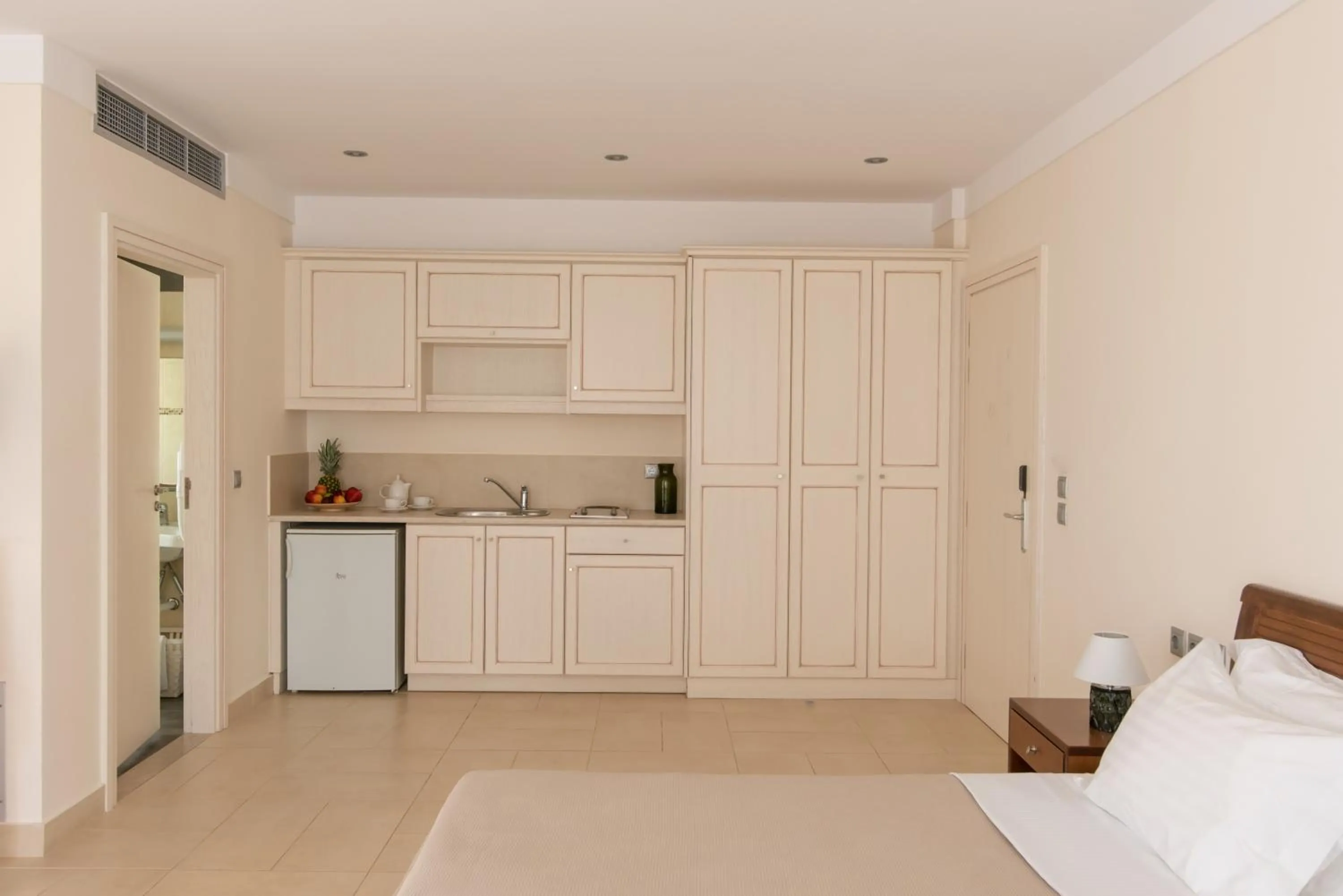 Kitchen or kitchenette, Bed in Almiriki Chios Rooms & Apartments