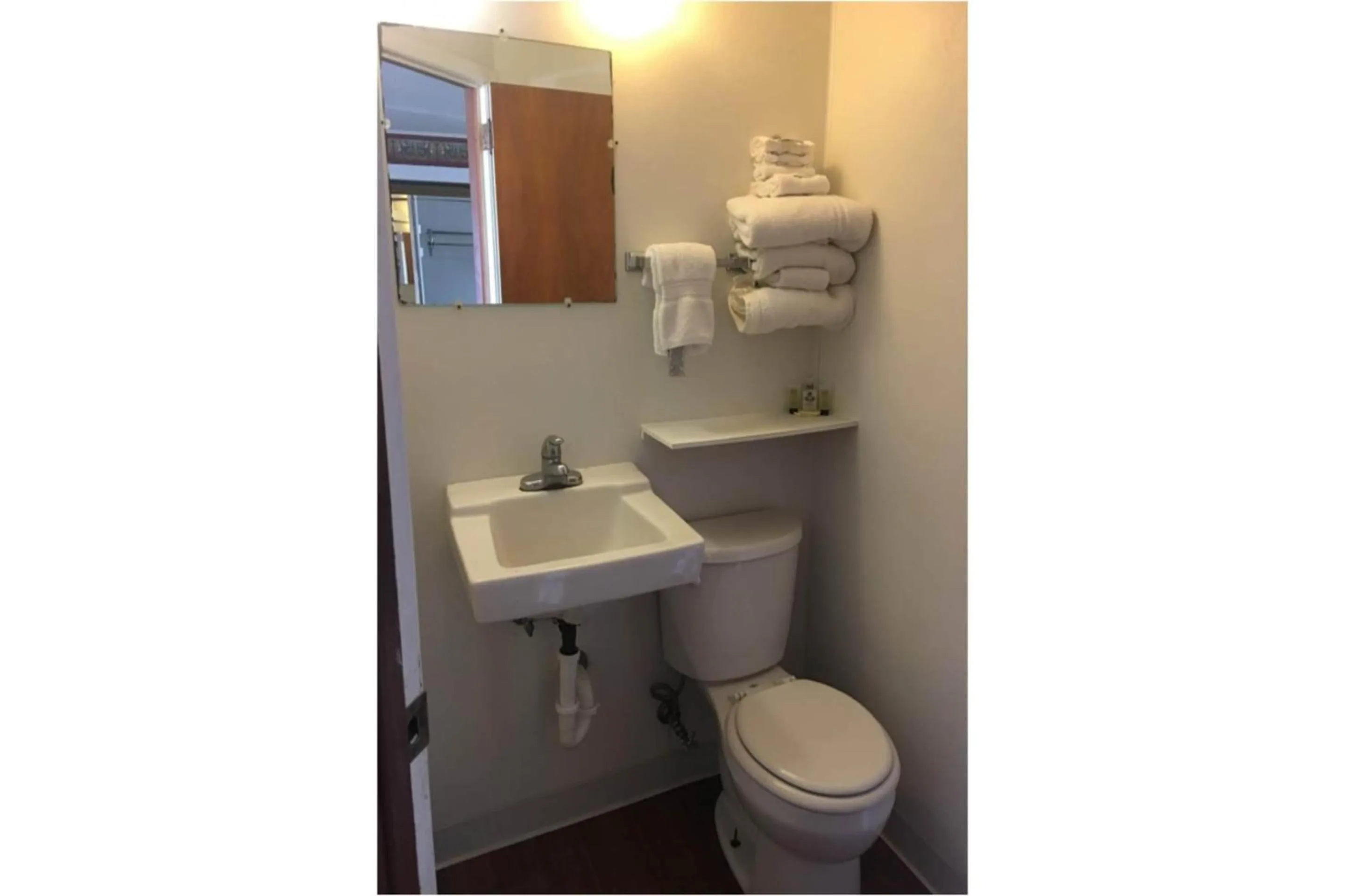 Bathroom in Colonial Inn Extended Stay by OYO New Ulm