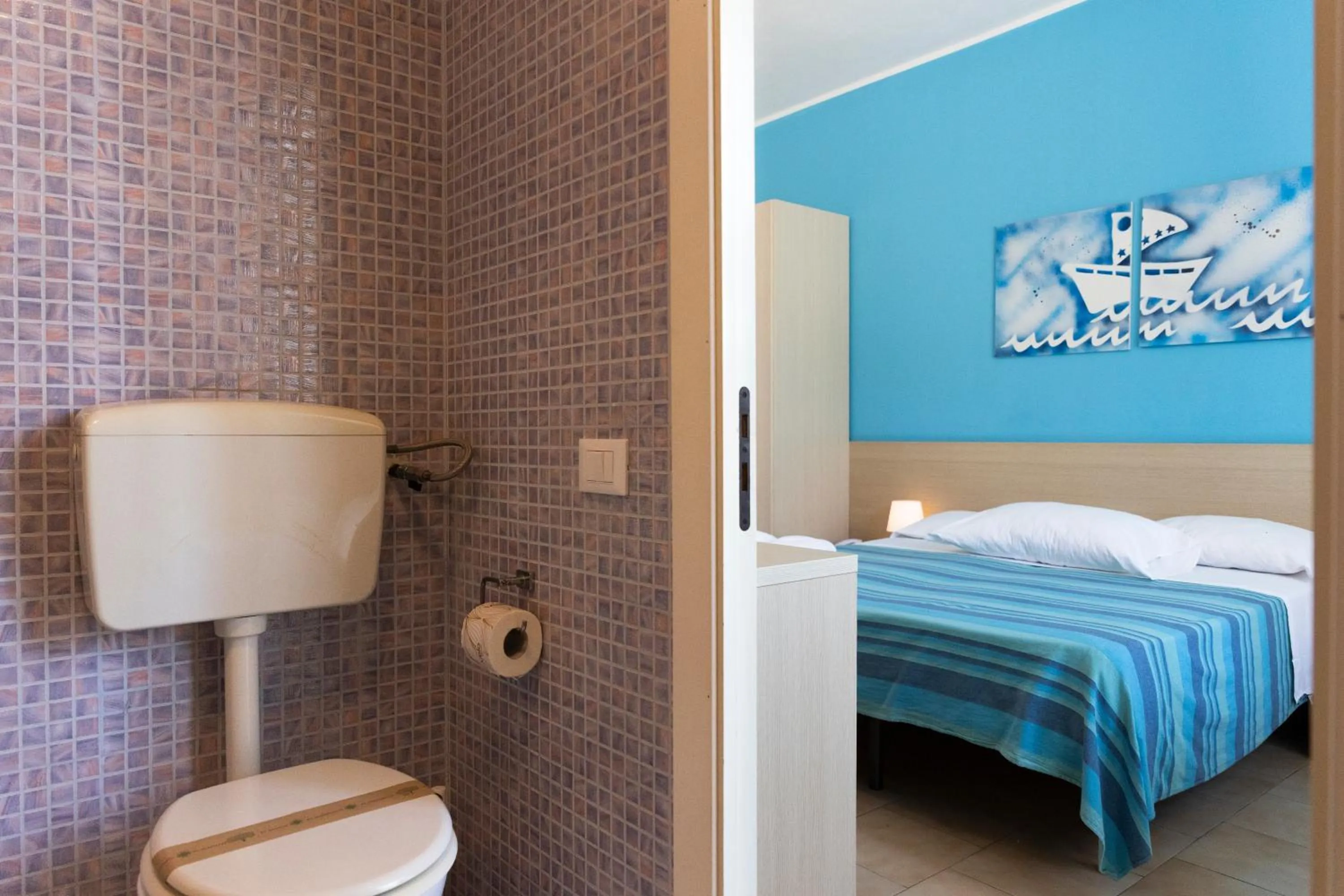 Toilet, Bed in Hotel Baia Del Sole