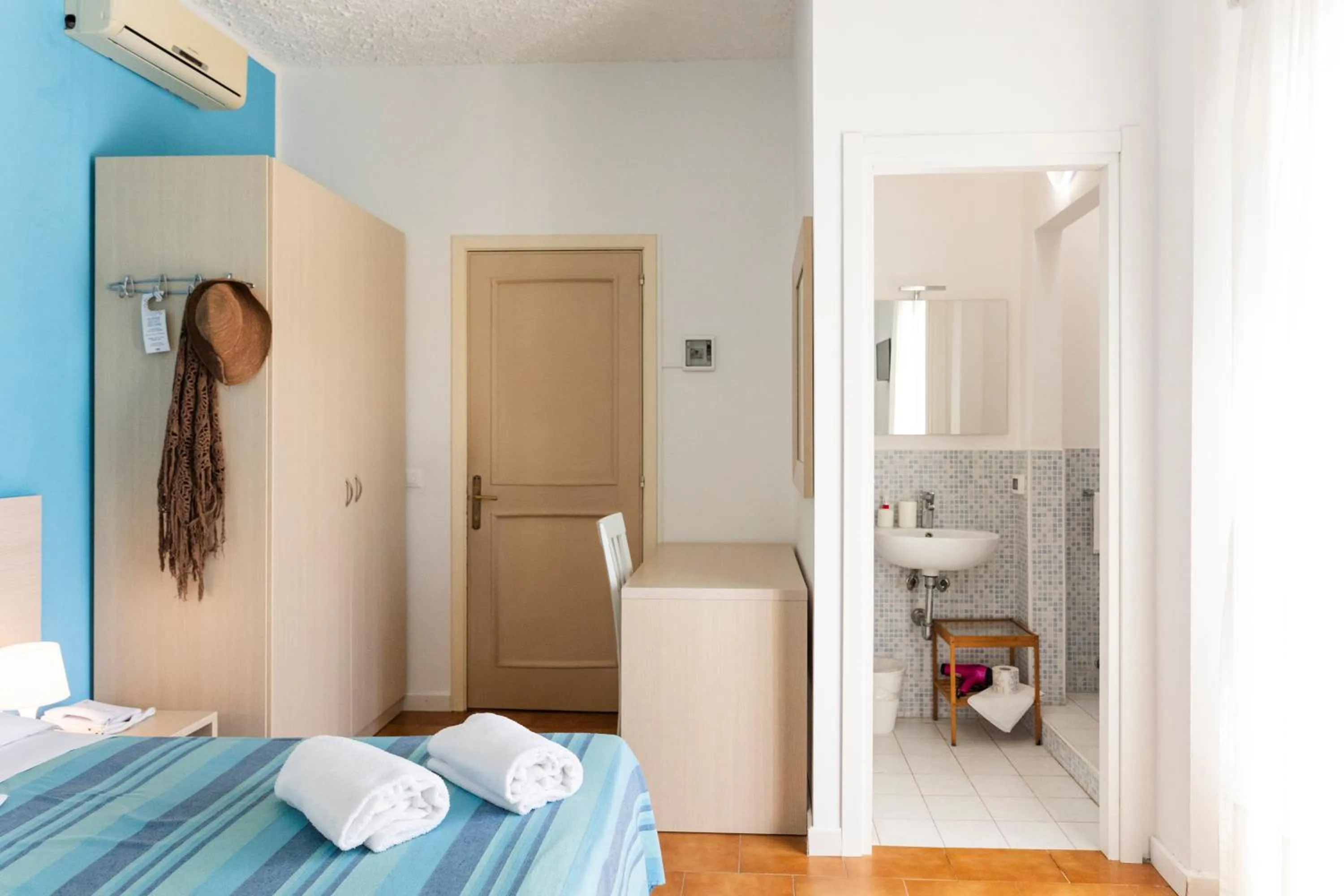 Bathroom, Bed in Hotel Baia Del Sole