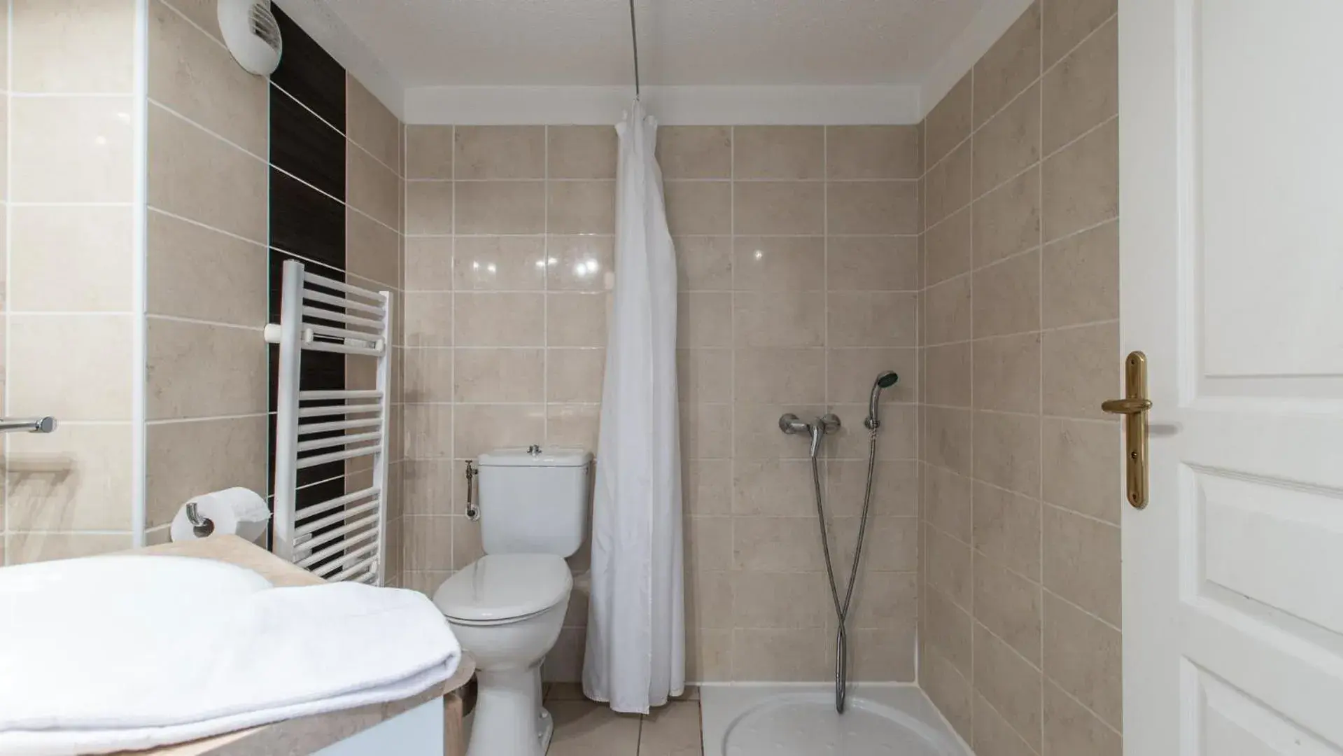 Two-Bedroom Apartment (6 Adults) Disability Access in Vacancéole - Résidence Le Crystal Two-Bedroom Apartment (6 Adults) Disability Access in Vacancéole - Résidence Le Crystal