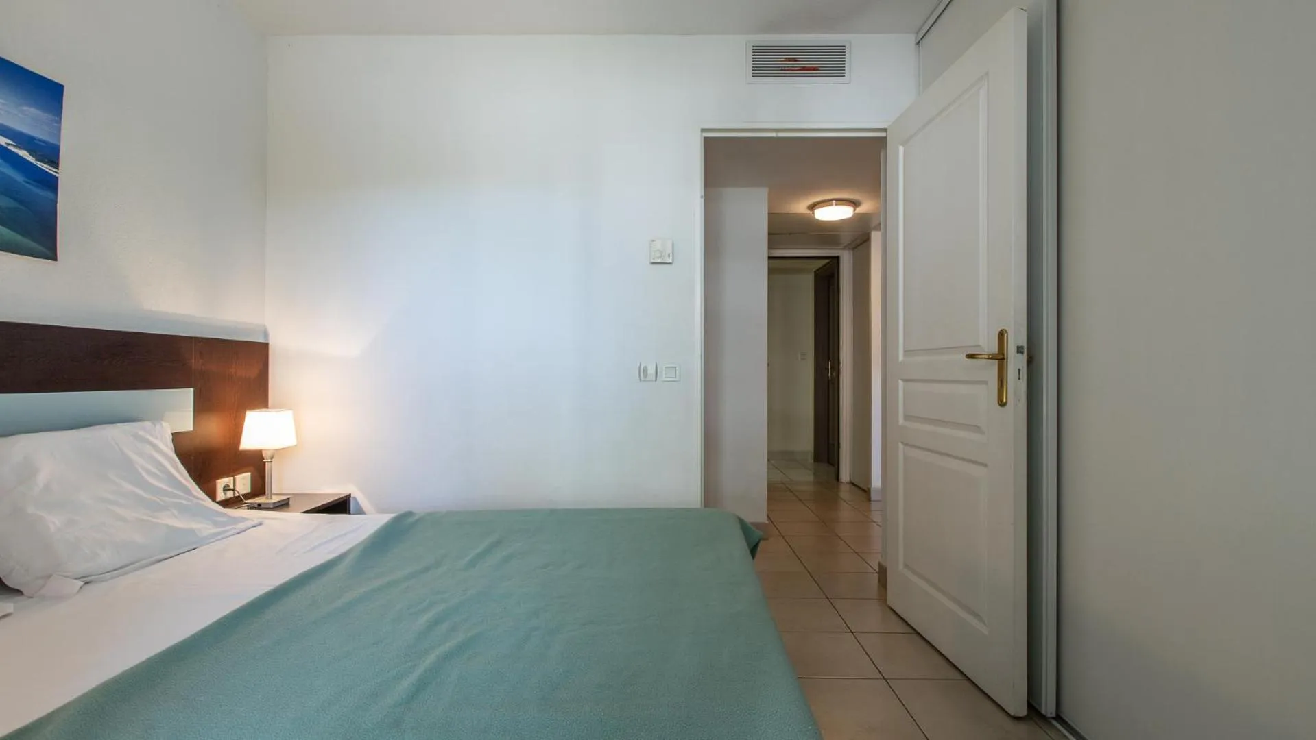 Bedroom, Bed in Vacancéole - Résidence Le Crystal