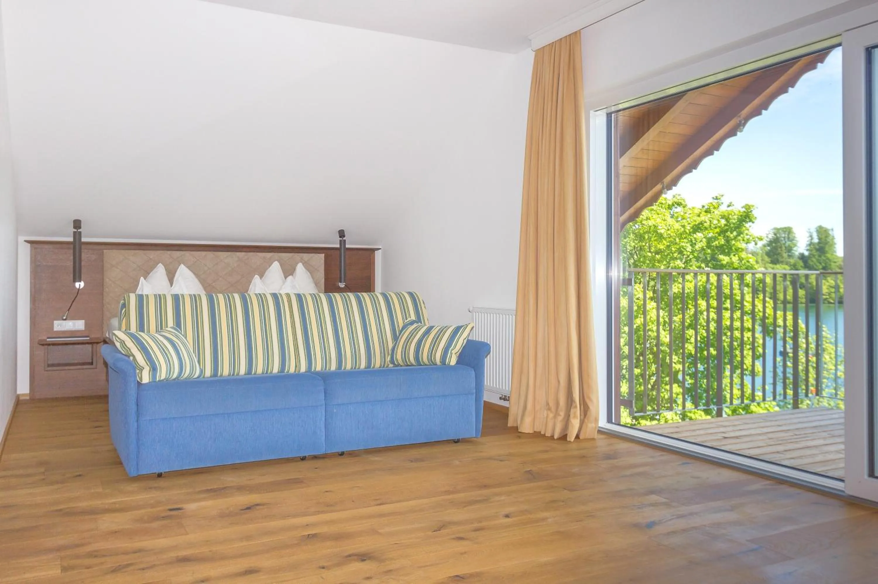 Living room, Bed in Hotel Stadler am Attersee