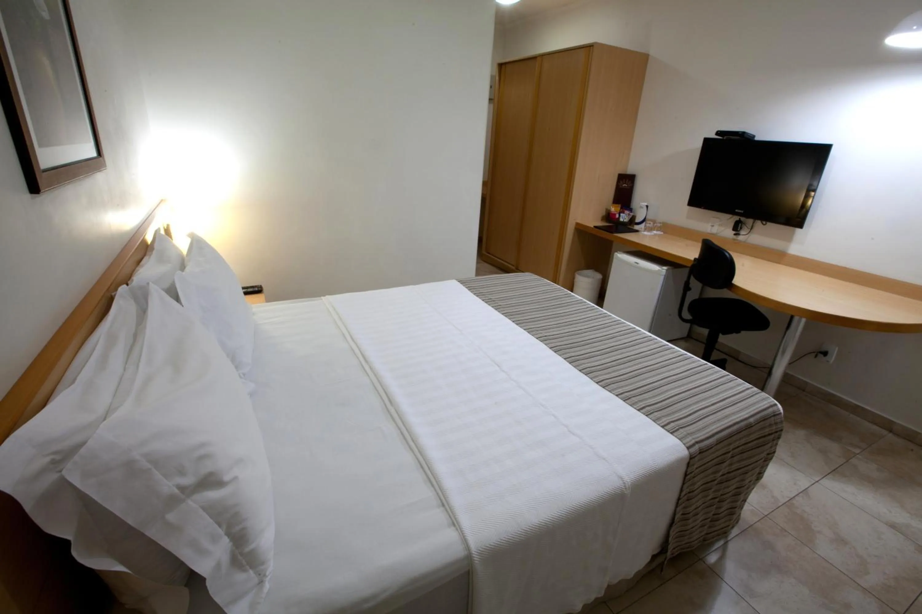 TV and multimedia, Bed in Oitis Hotel