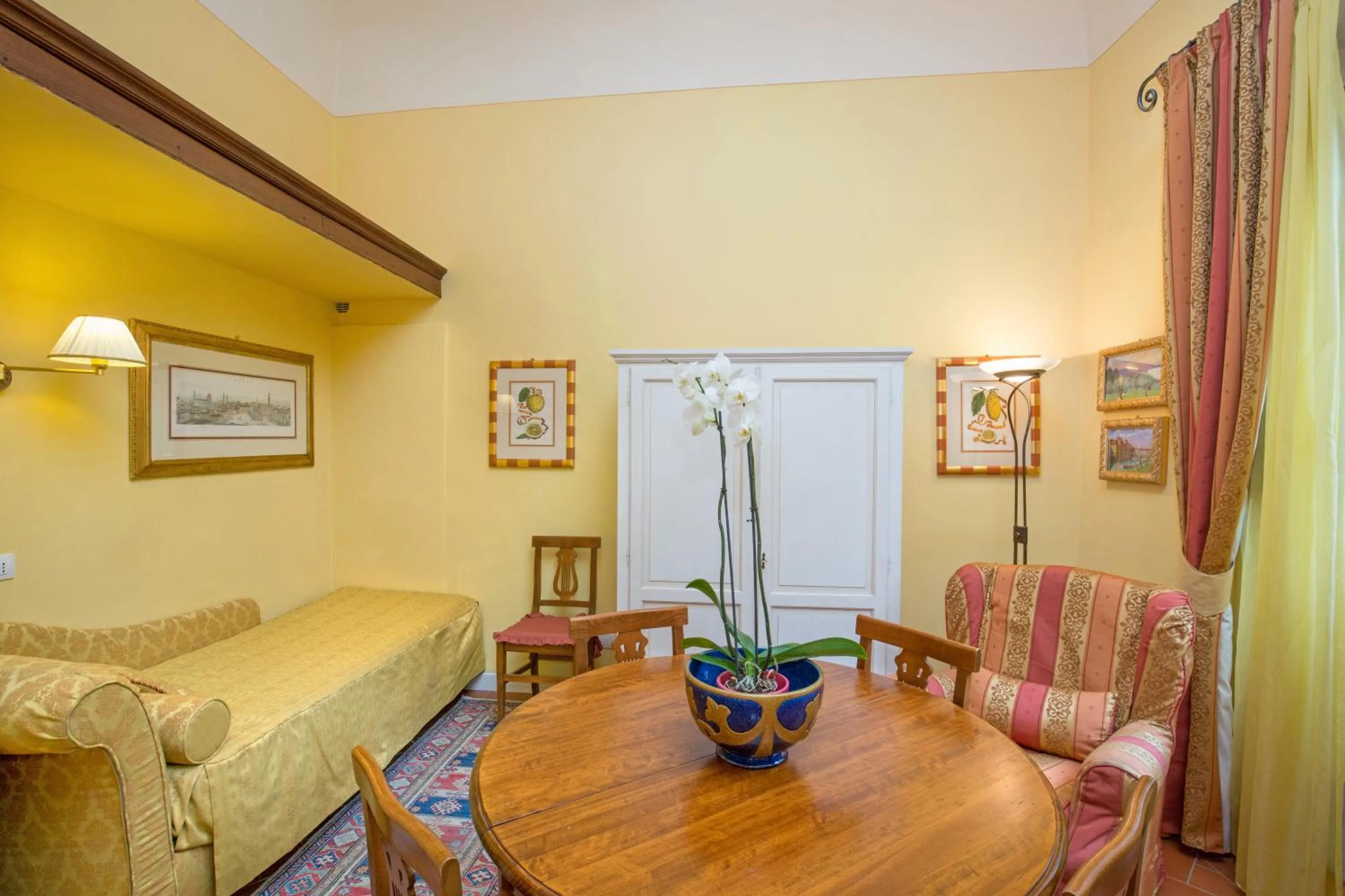 TV and multimedia in La Casa Del Garbo - Luxury Rooms & Suite