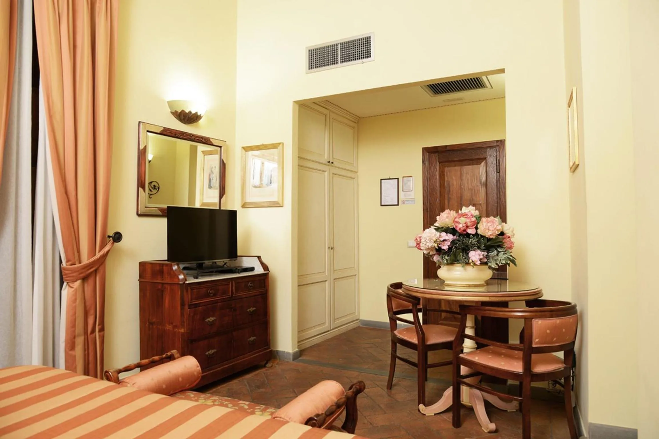 TV and multimedia in La Casa Del Garbo - Luxury Rooms & Suite