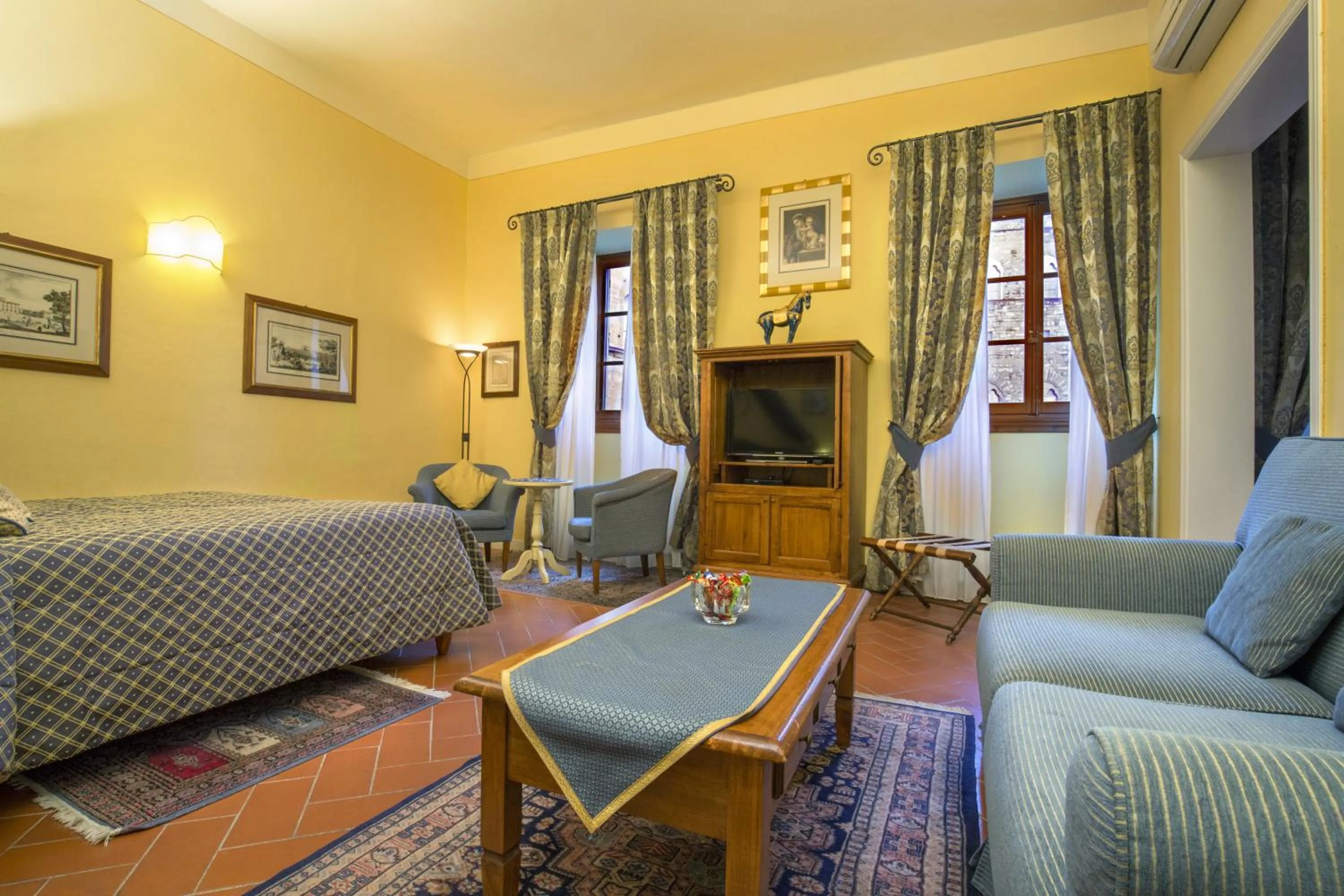 TV and multimedia in La Casa Del Garbo - Luxury Rooms & Suite