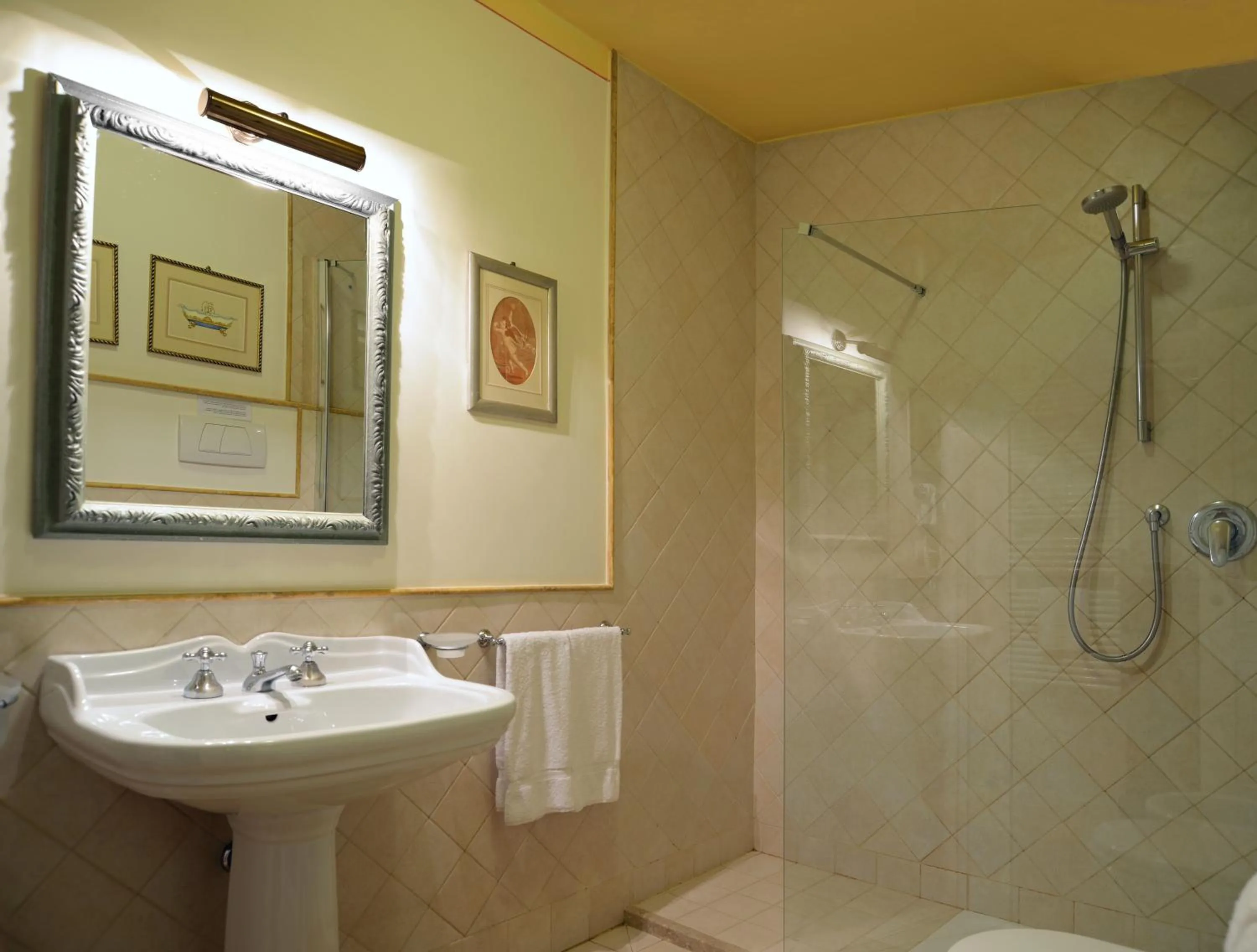 Shower in La Casa Del Garbo - Luxury Rooms & Suite