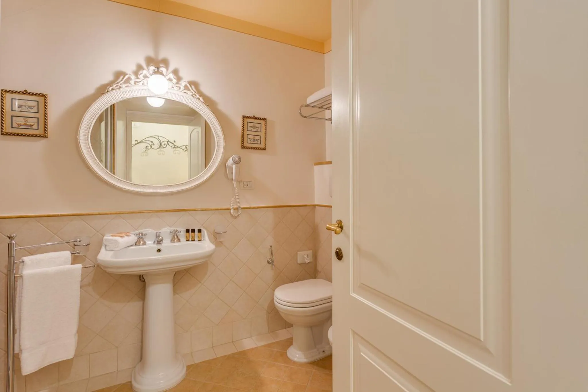 Toilet in La Casa Del Garbo - Luxury Rooms & Suite