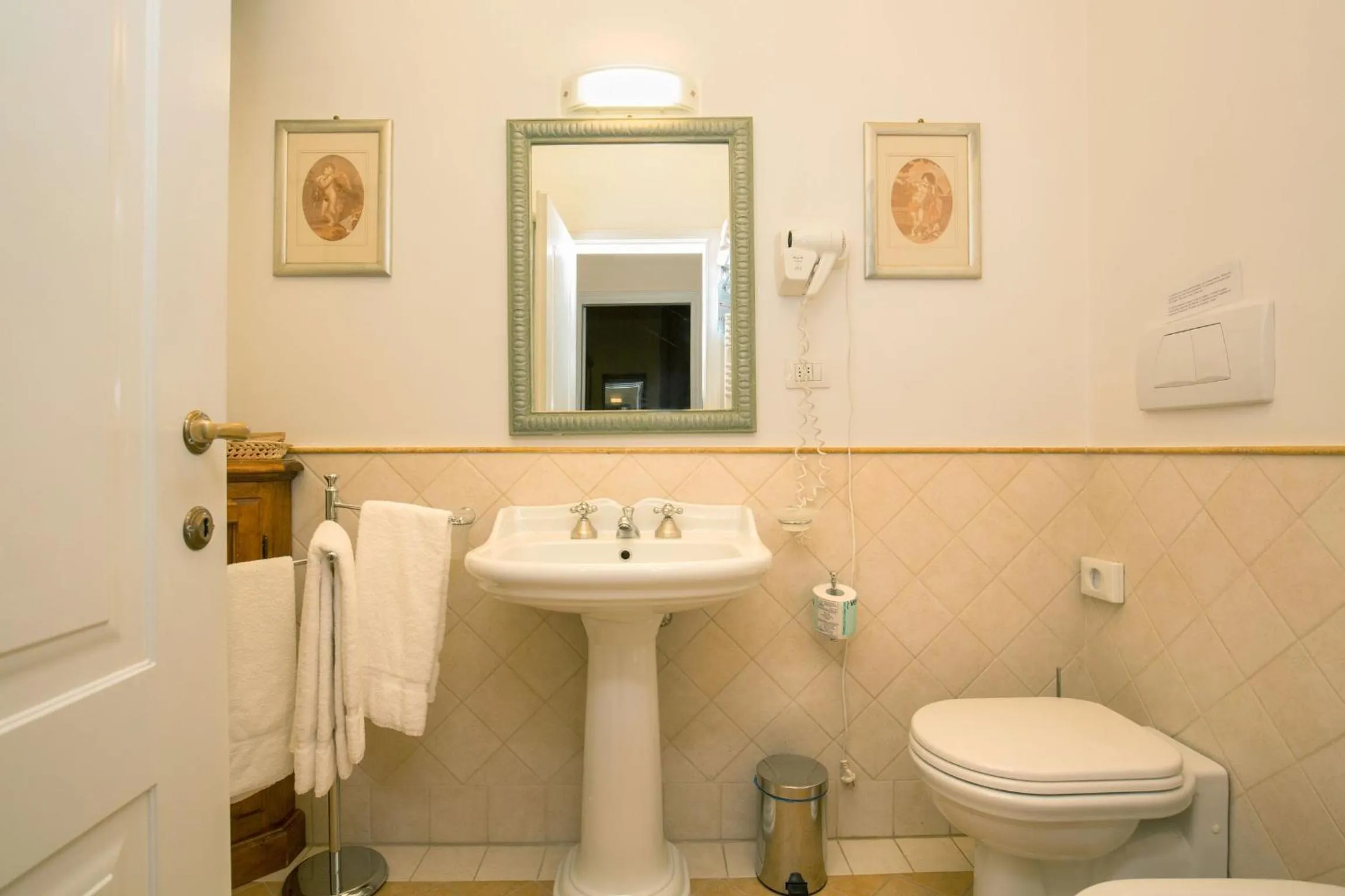 Shower in La Casa Del Garbo - Luxury Rooms & Suite