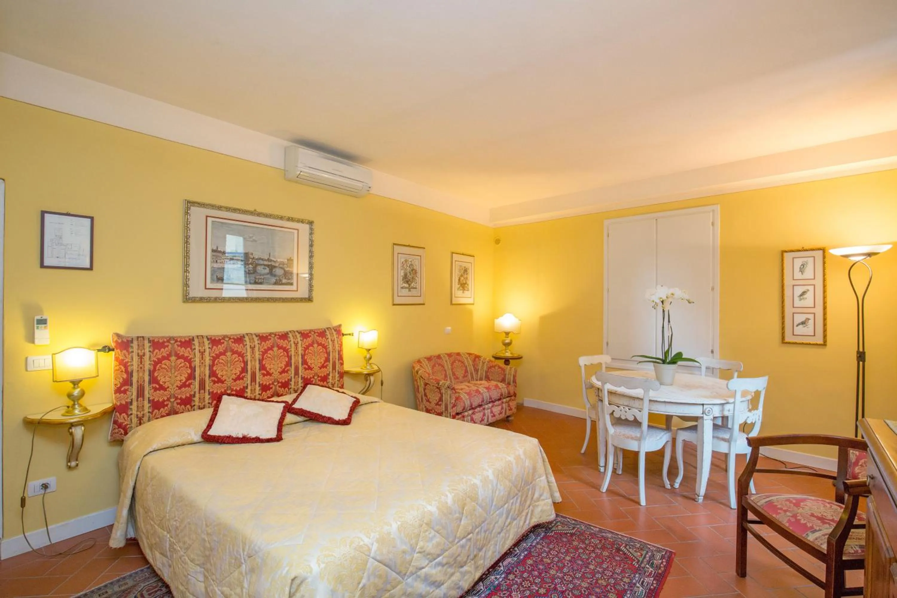 TV and multimedia, Bed in La Casa Del Garbo - Luxury Rooms & Suite