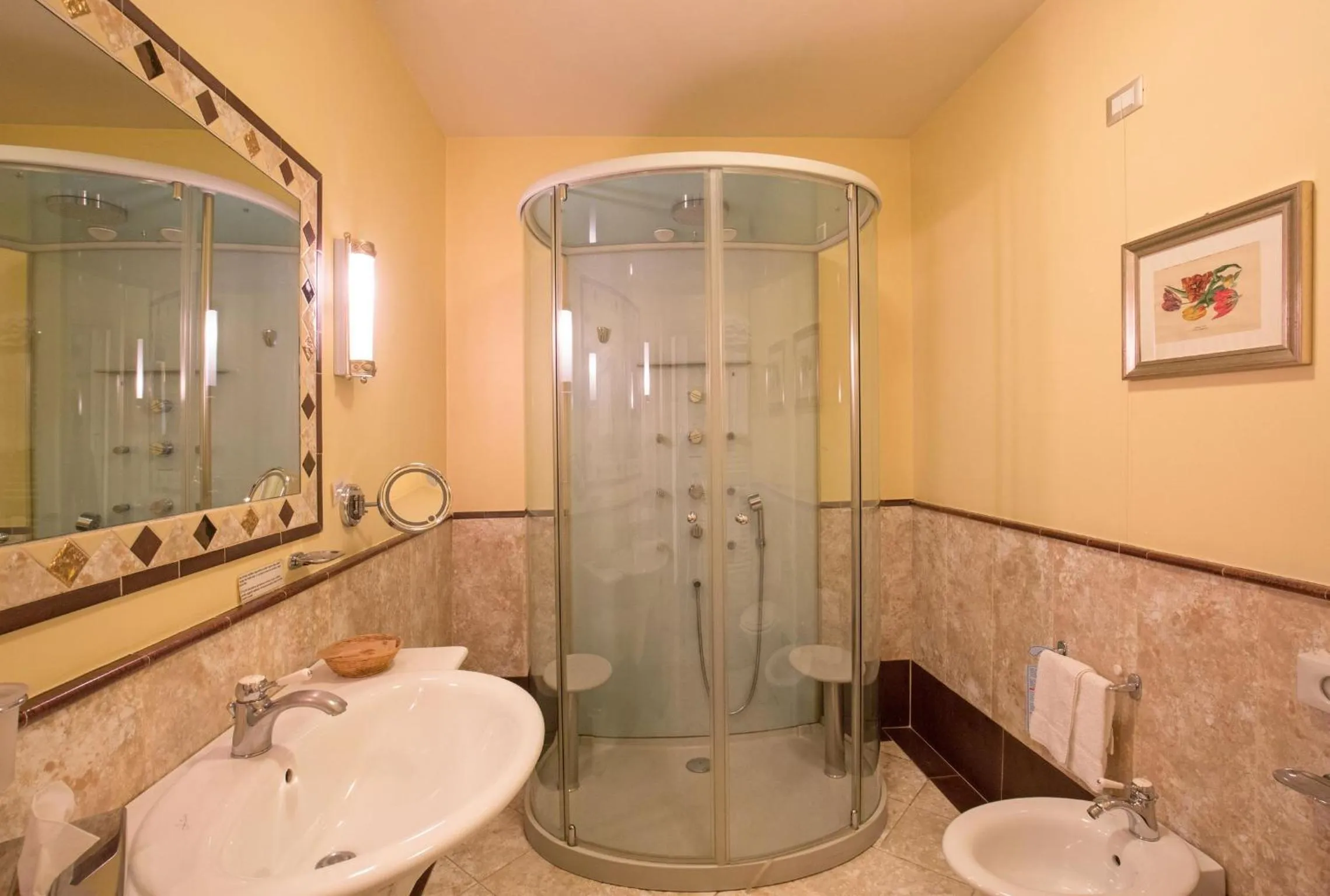 Shower in La Casa Del Garbo - Luxury Rooms & Suite