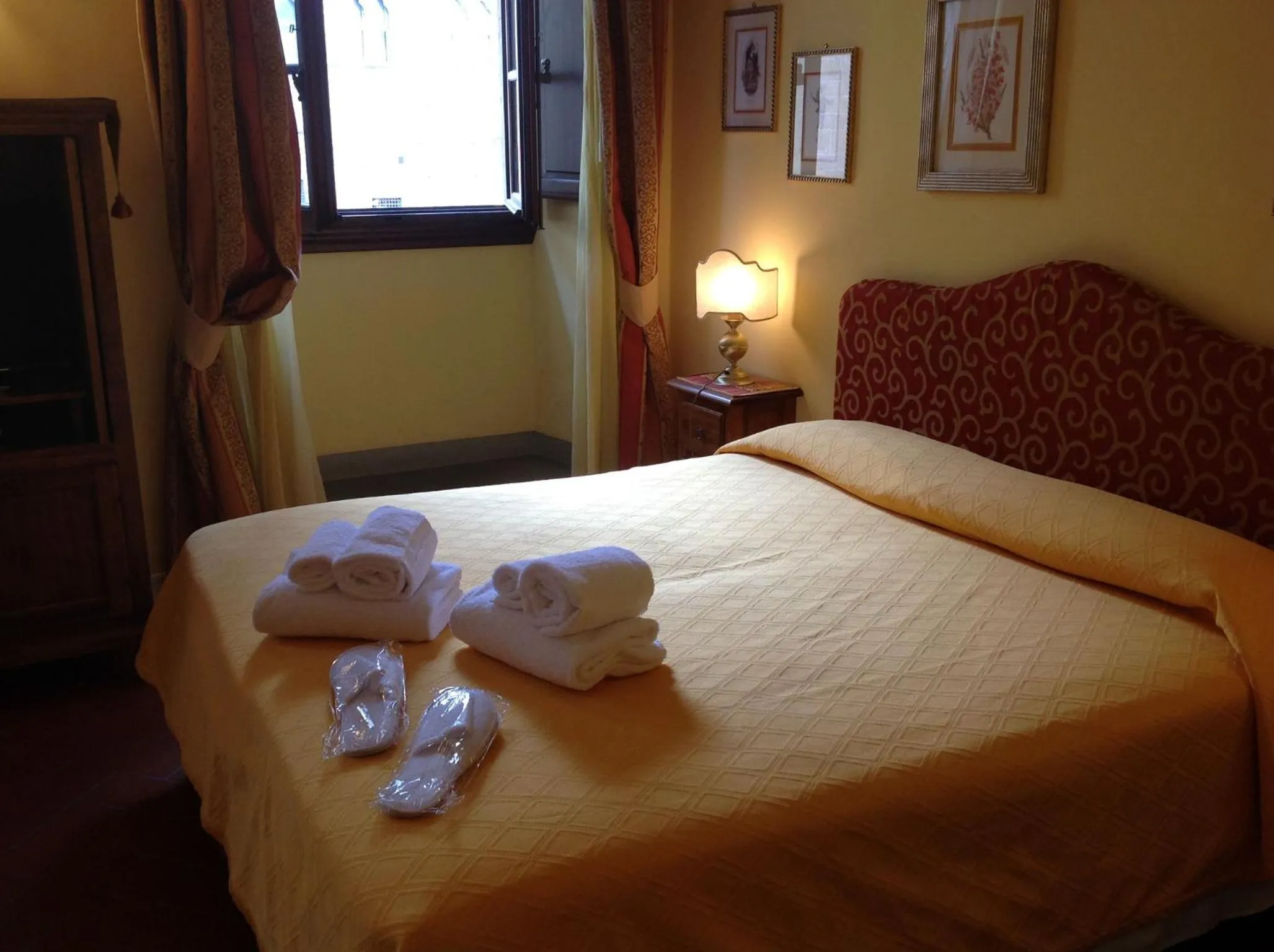 TV and multimedia, Bed in La Casa Del Garbo - Luxury Rooms & Suite