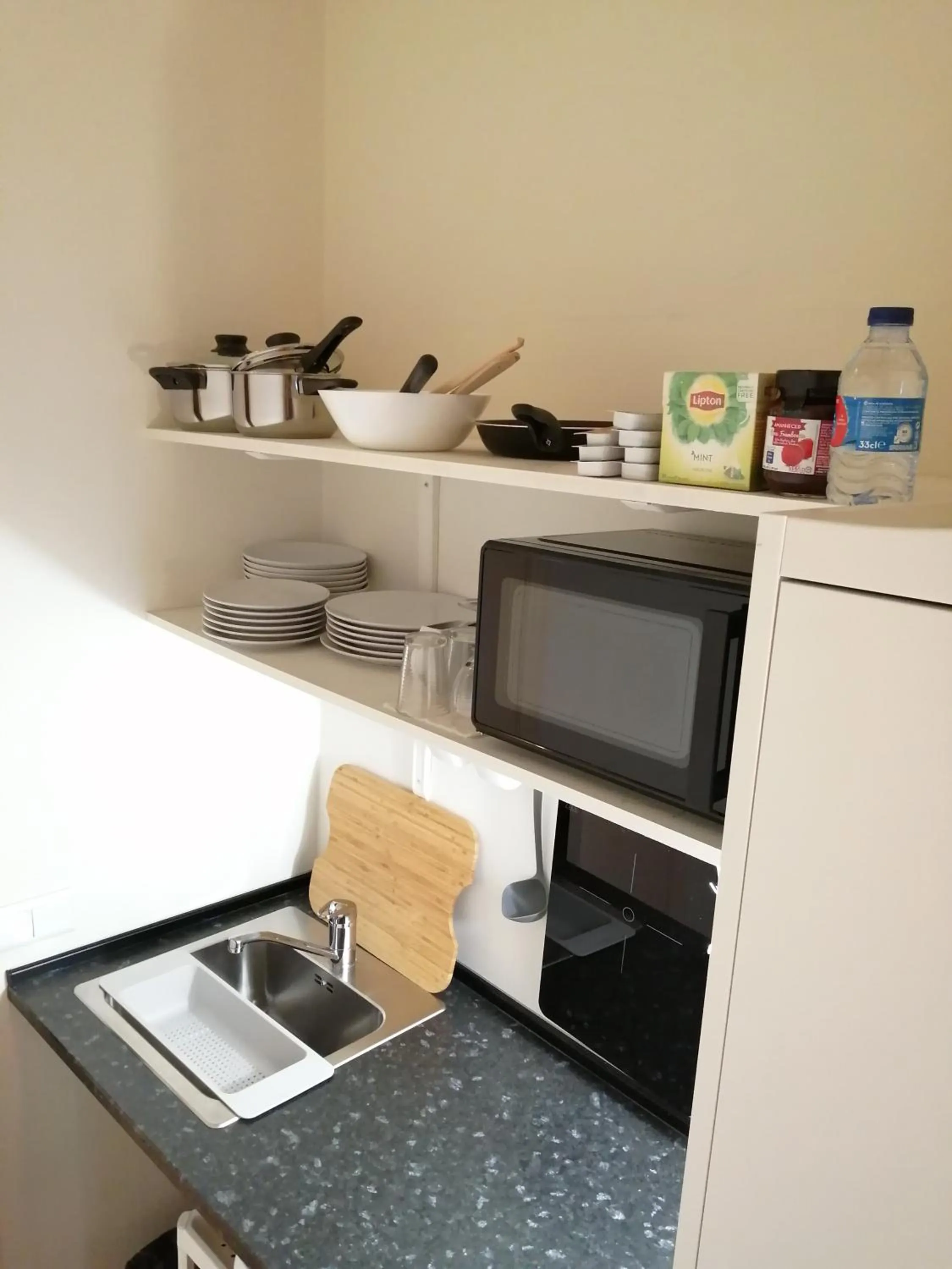 Kitchen or kitchenette in Evora Inn