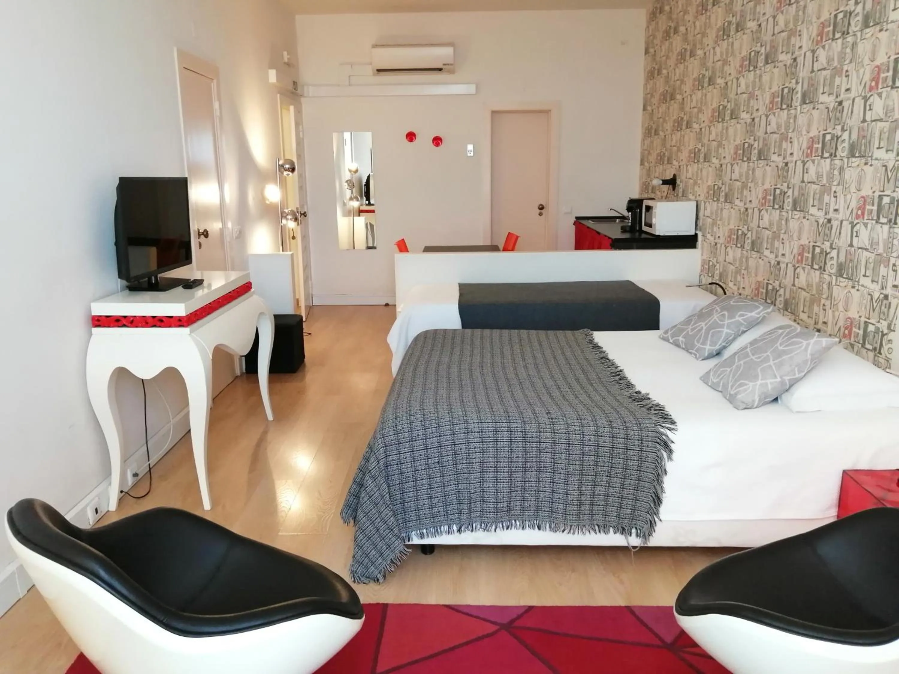 Property building, Bed in Evora Inn