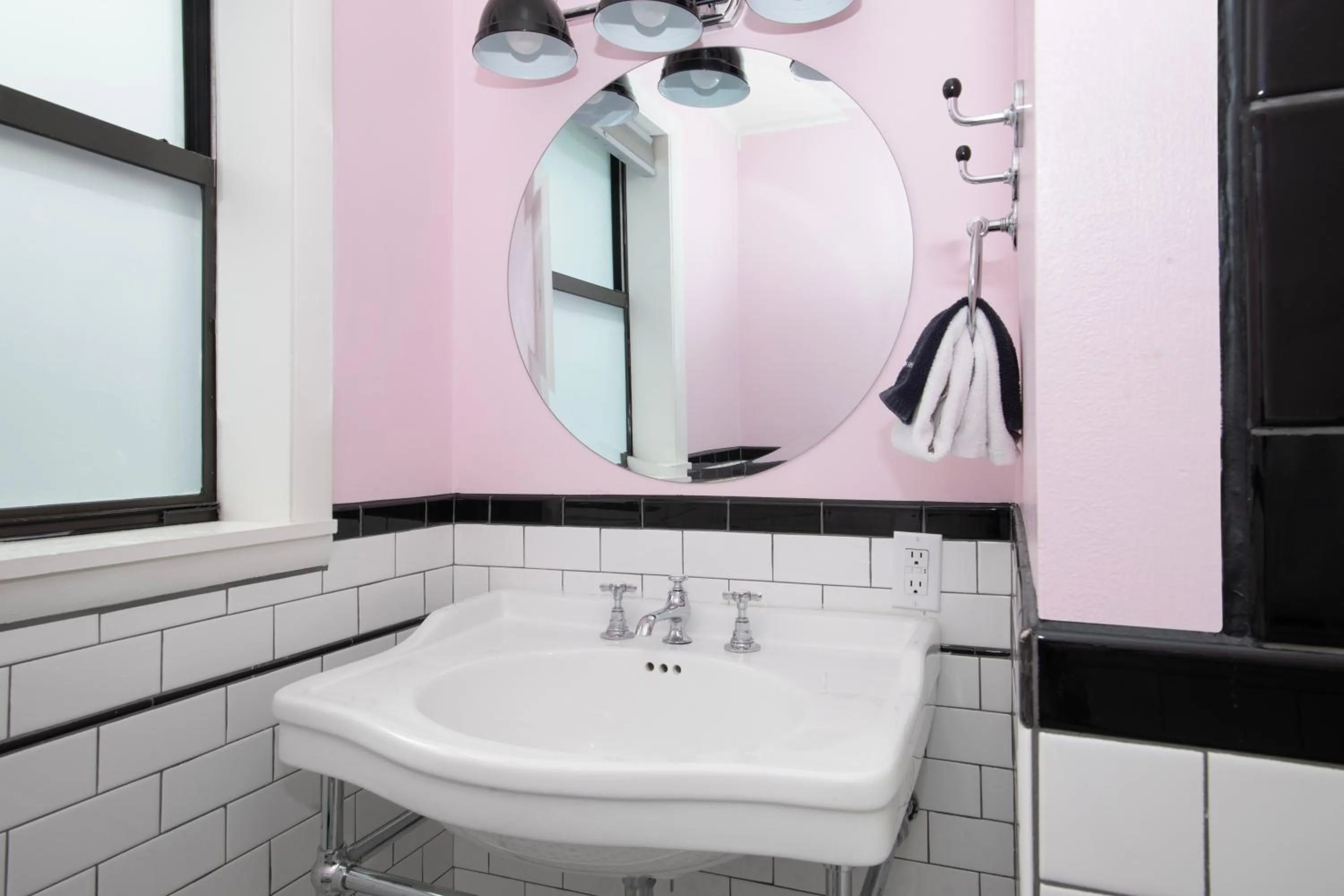 Bathroom in Sapphire Motel Midtown Bozeman