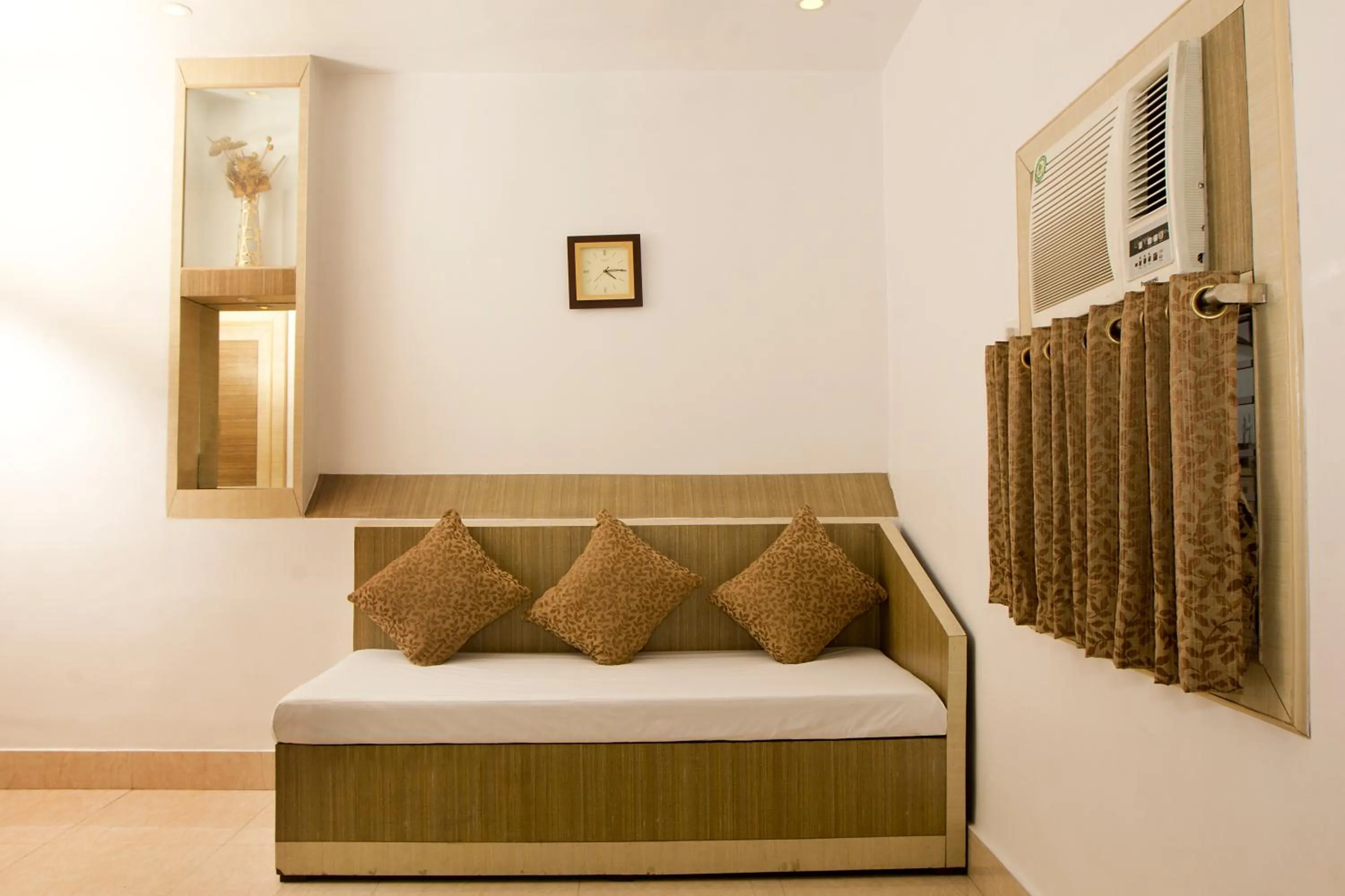 Seating area, Bed in Hotel White House