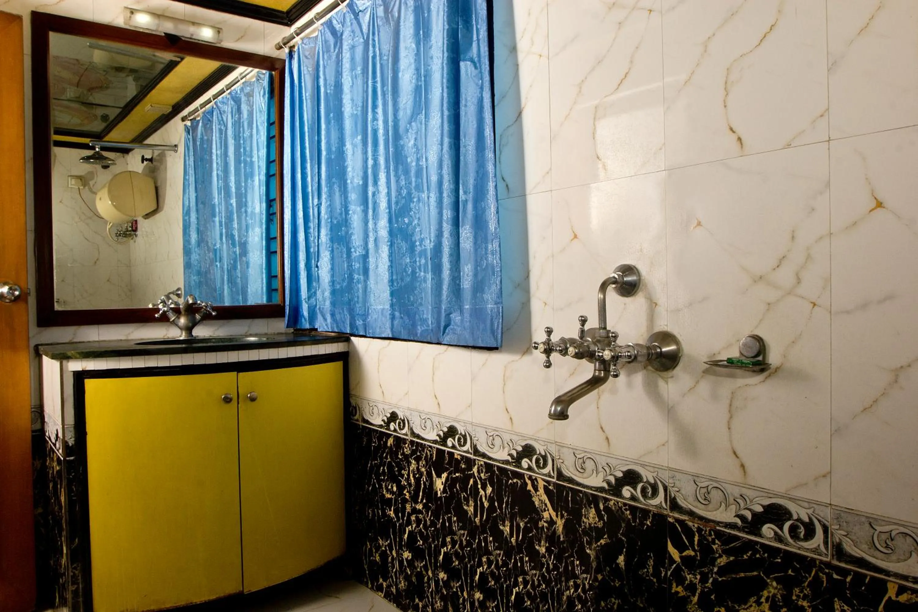 Bathroom in Hotel White House