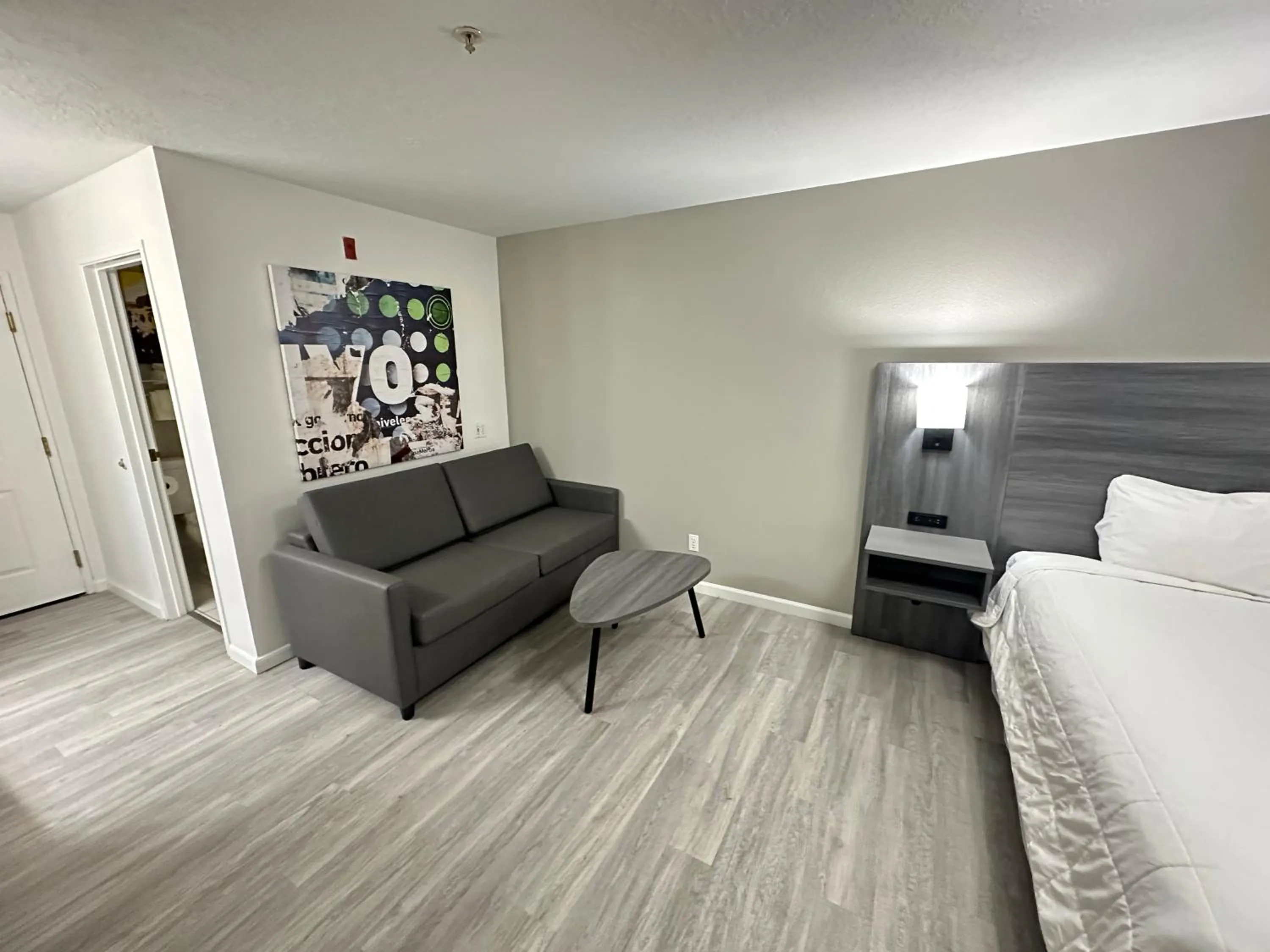 Seating area, Bed in Quality Inn Carlin