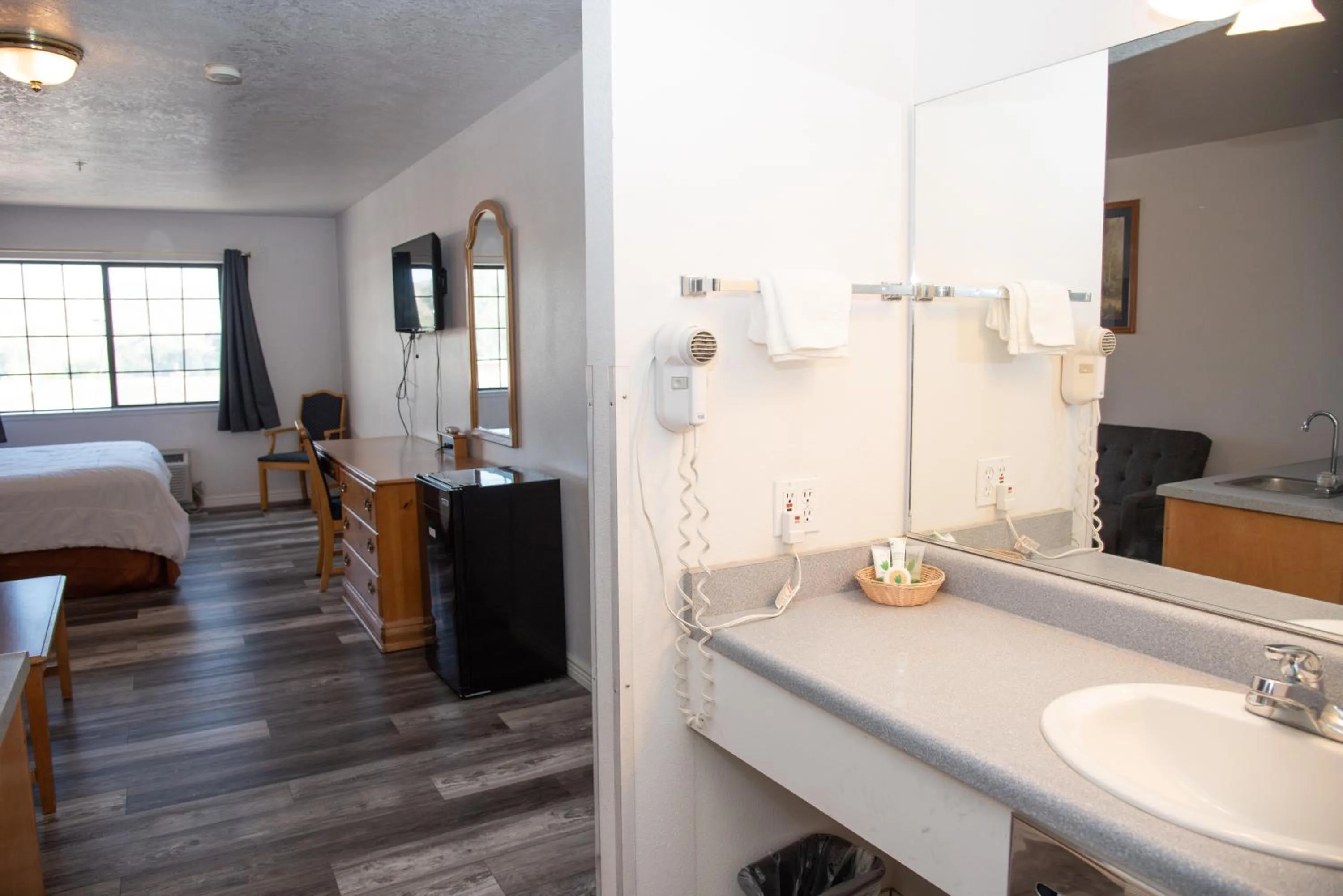 Bed in Traveler's Inn Carlin NV near Elko