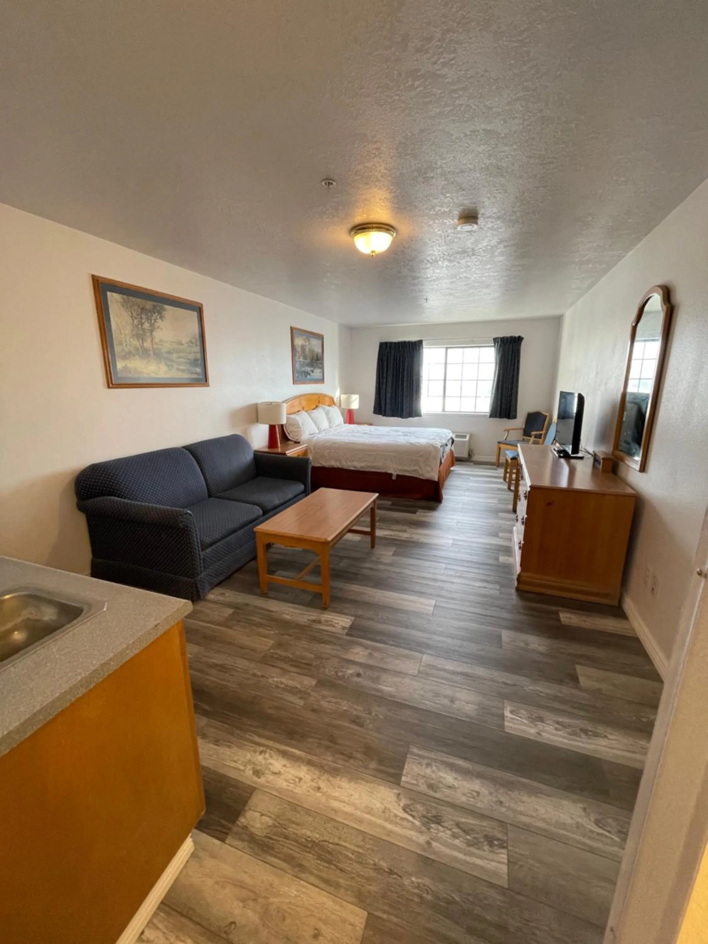 Bed in Traveler's Inn Carlin NV near Elko