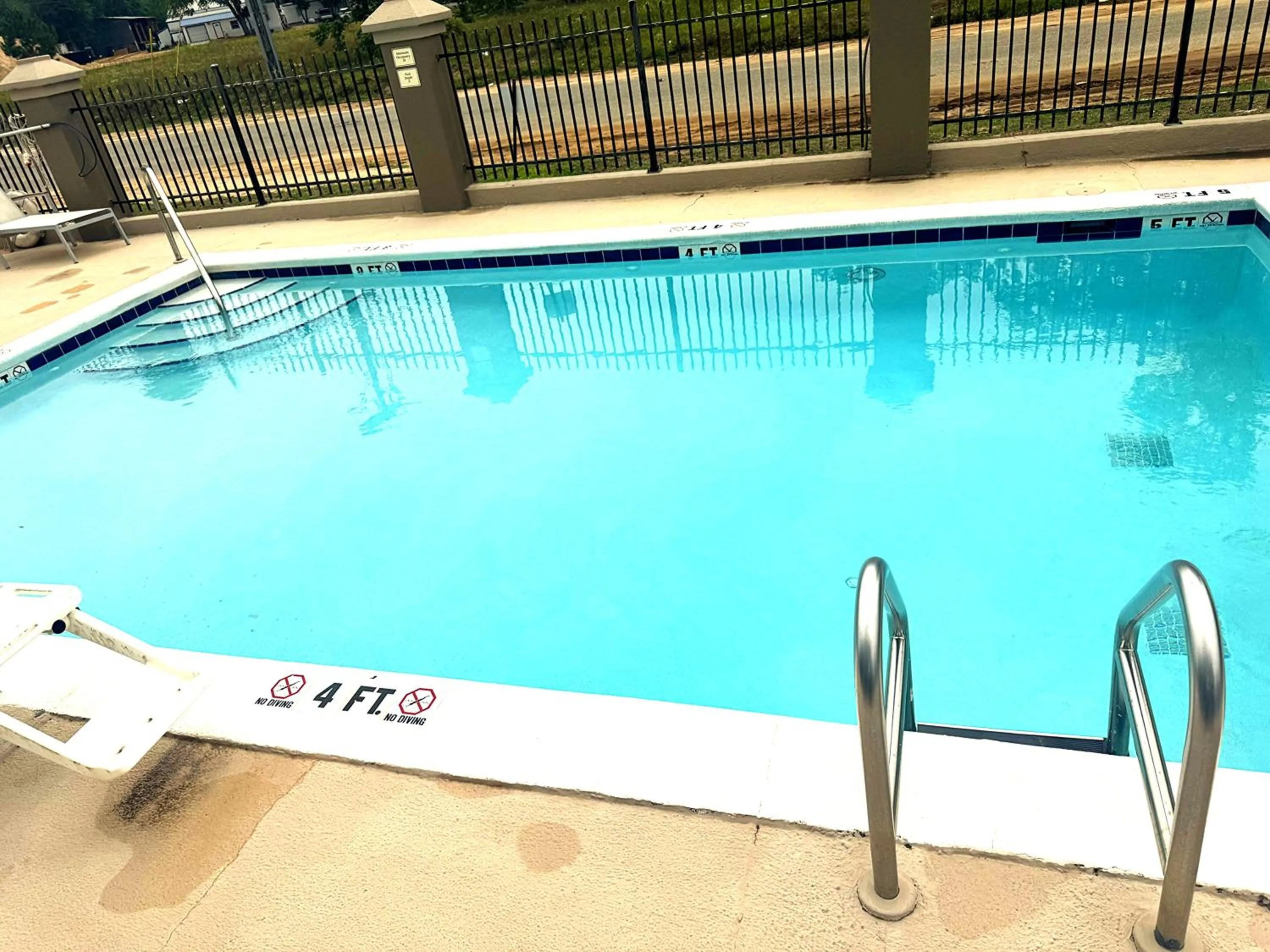 Pool view in Country Inn & Suites by Radisson, Midway - Tallahassee West