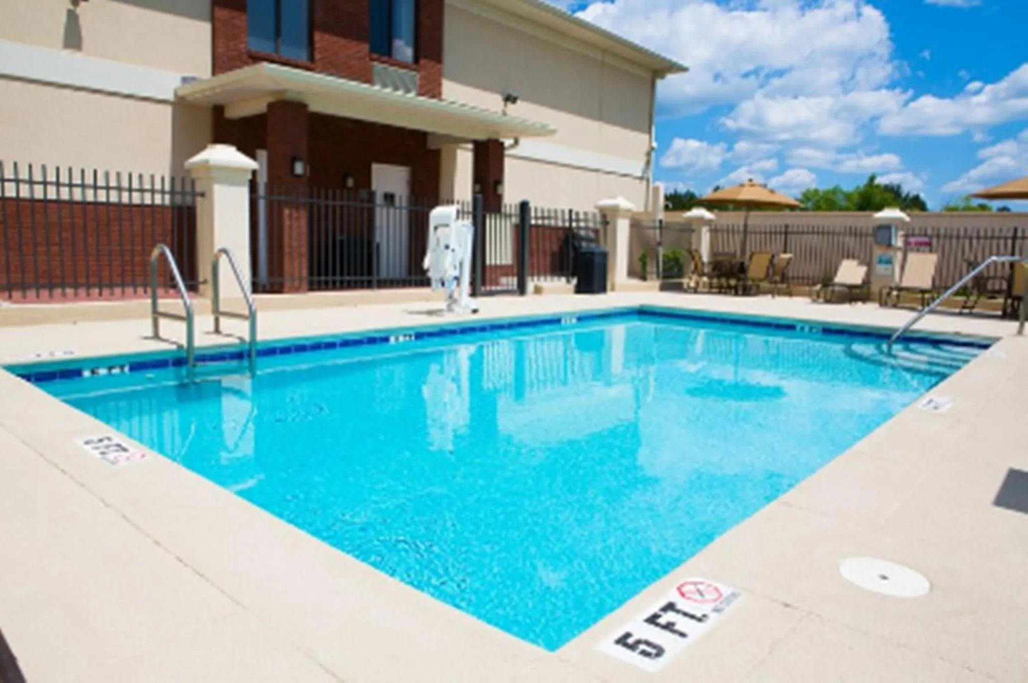 Swimming pool in Country Inn & Suites by Radisson, Midway - Tallahassee West