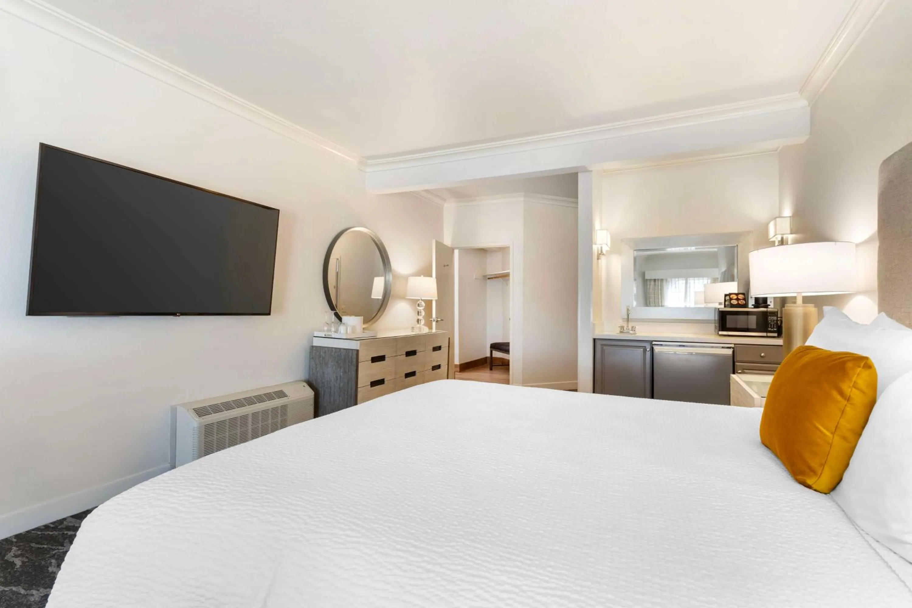 Bedroom, Bed in Best Western Plus Novato Oaks Inn