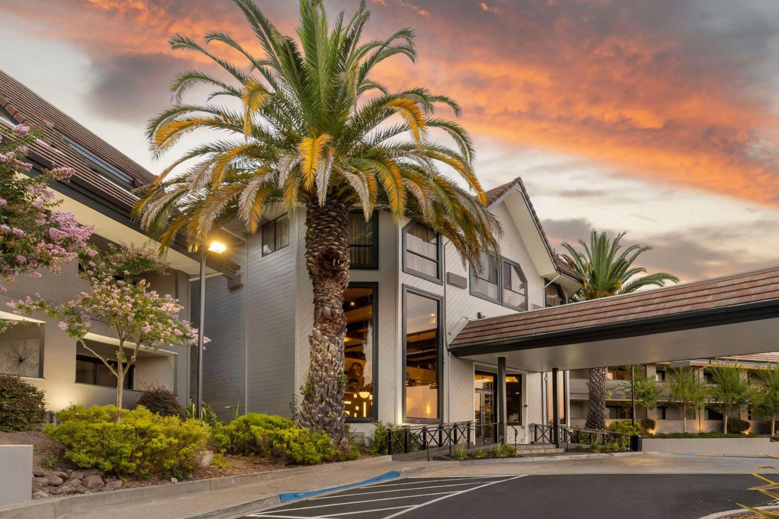 Property building in Best Western Plus Novato Oaks Inn