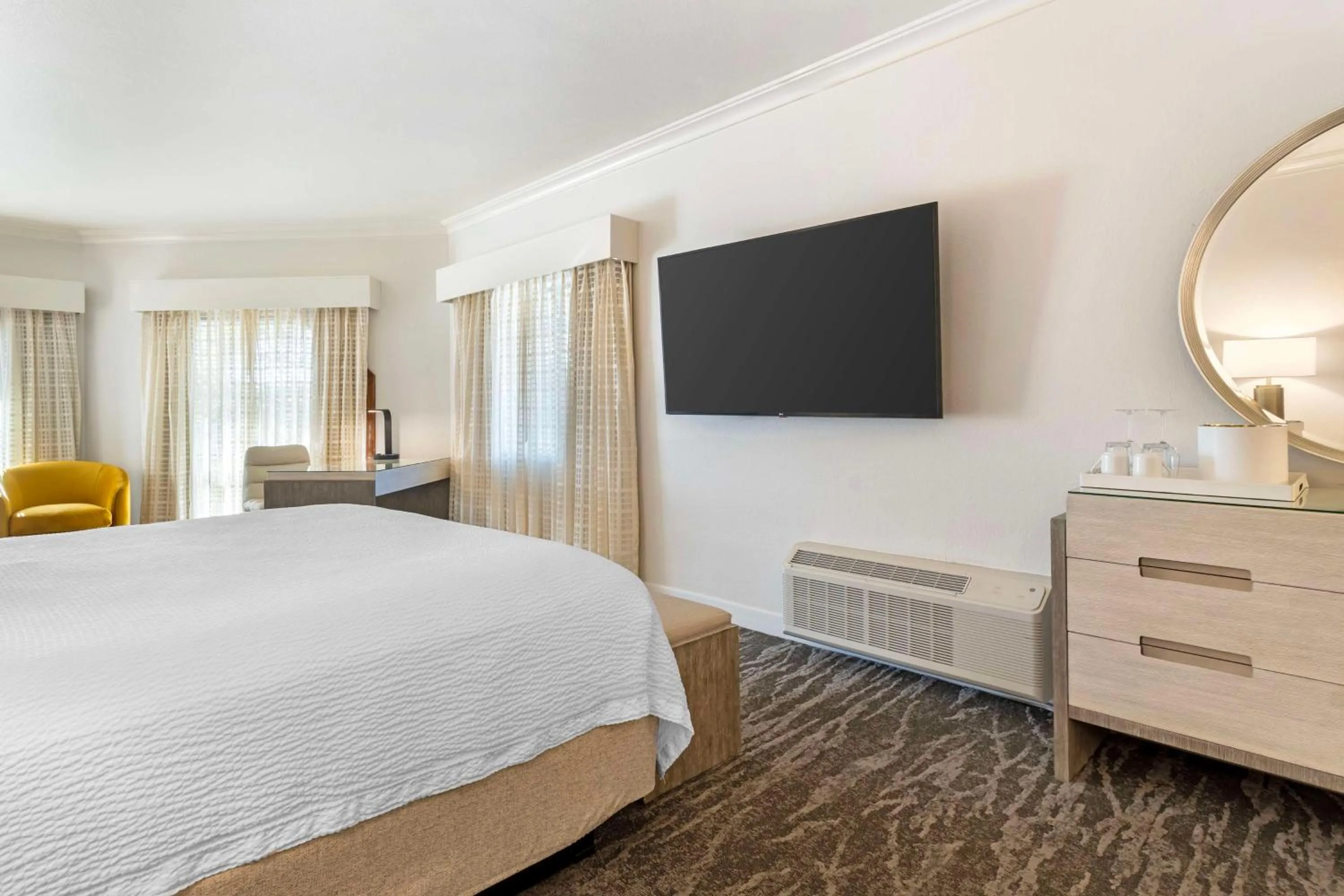 Bedroom, Bed in Best Western Plus Novato Oaks Inn