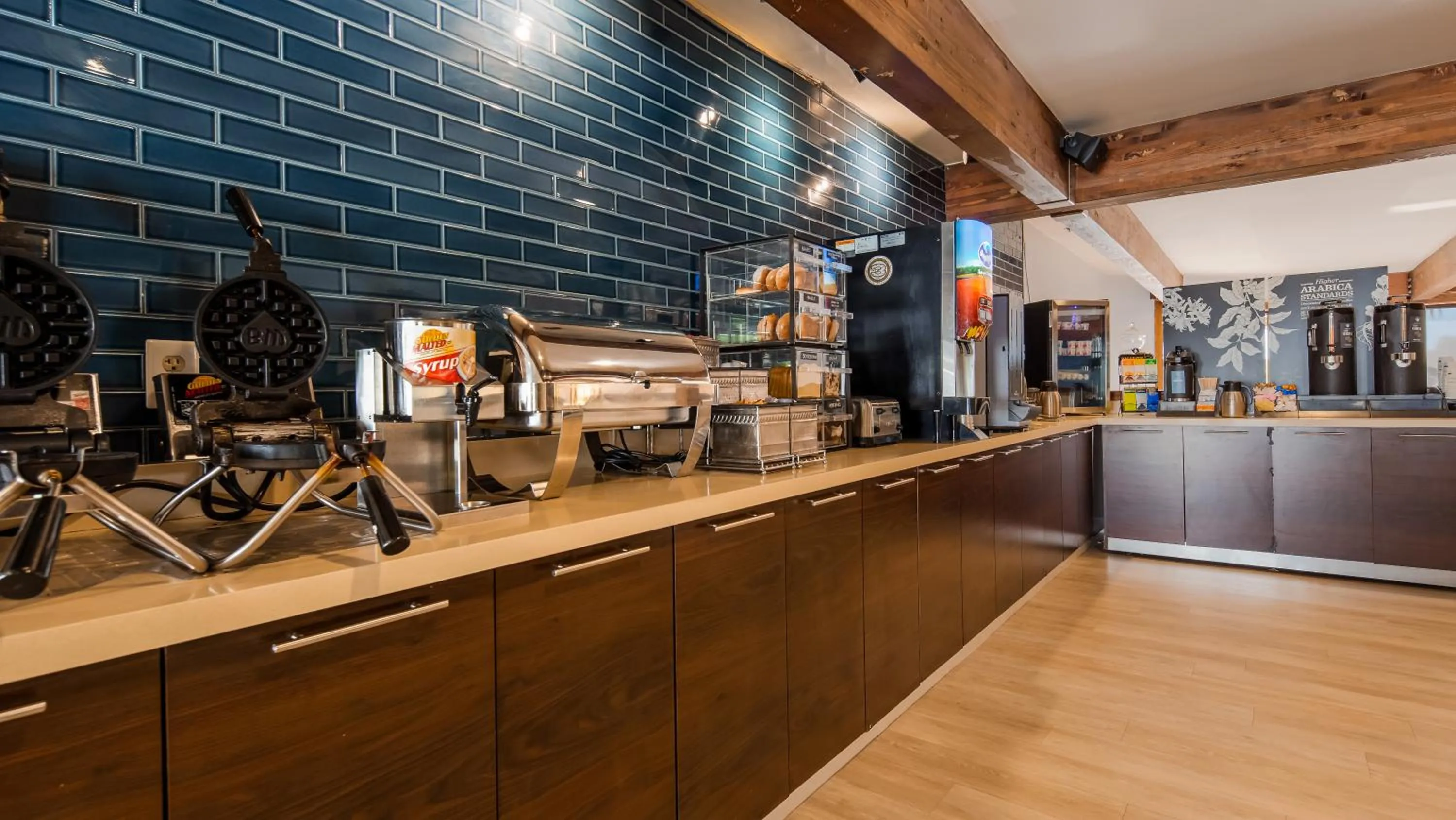 American breakfast in Best Western Plus Novato Oaks Inn