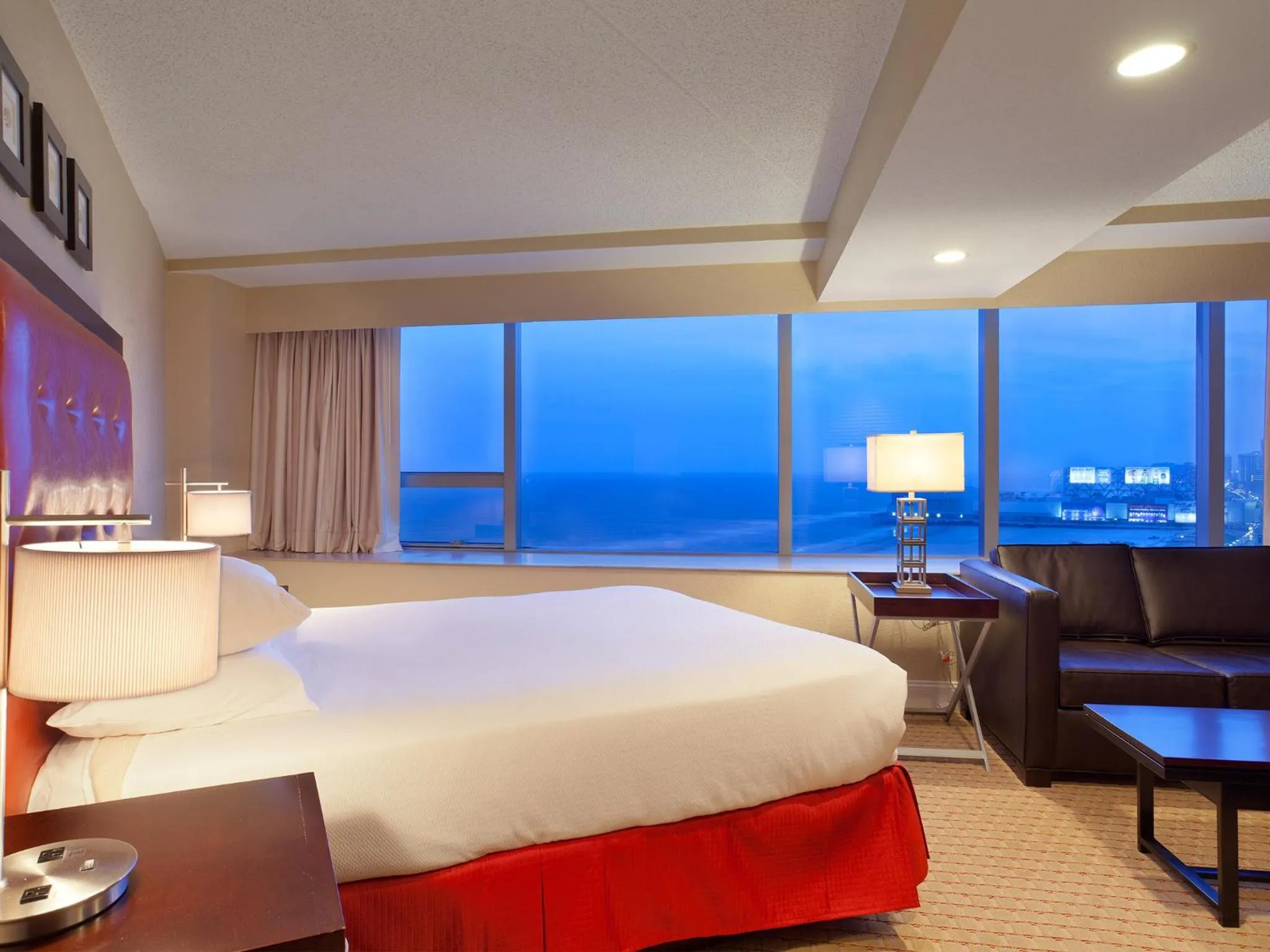 Bedroom, Bed in Boardwalk Resorts at Atlantic Palace