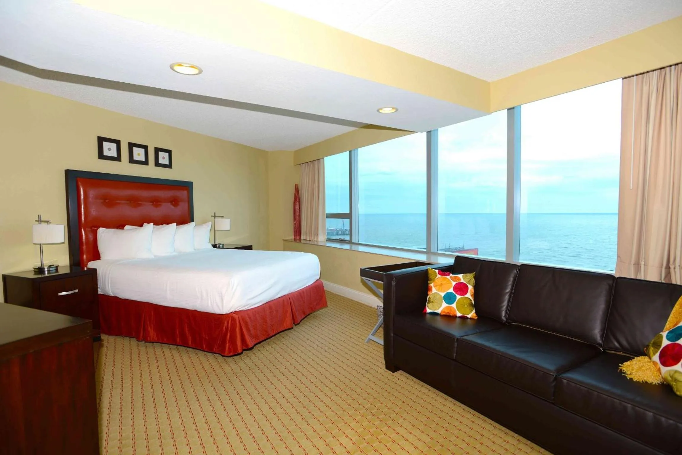 Photo of the whole room, Bed in Boardwalk Resorts at Atlantic Palace