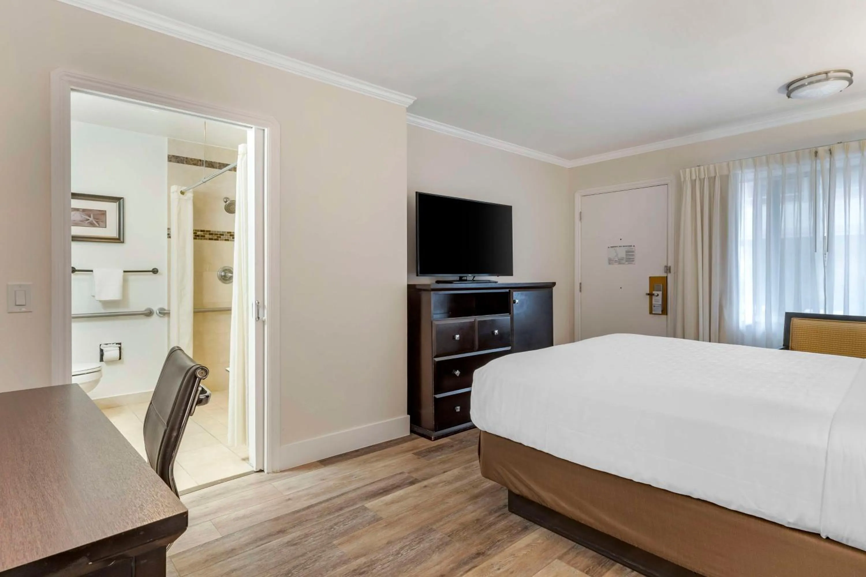 Bedroom, Bed in Best Western Carmel's Town House Lodge