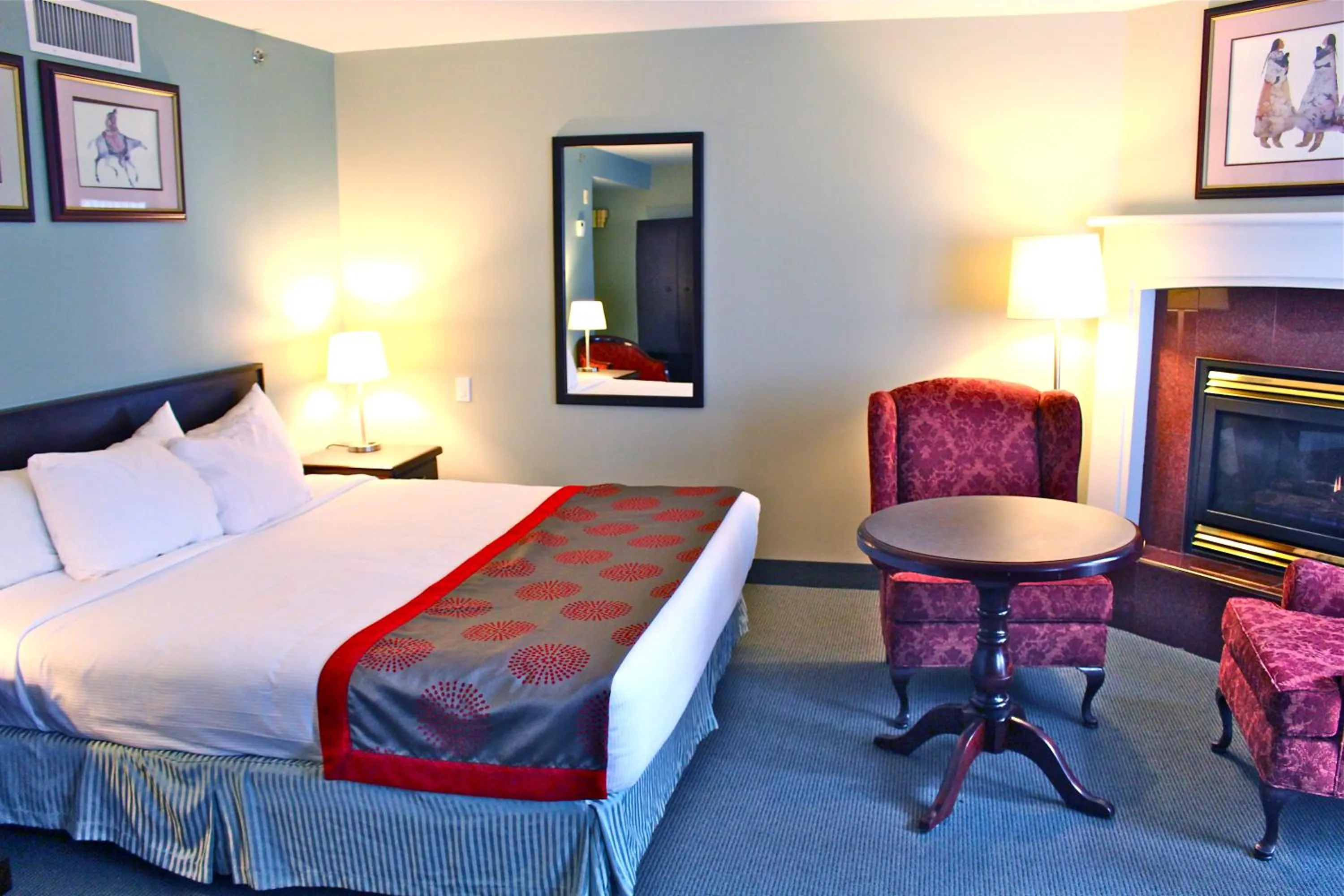 Photo of the whole room, Bed in Harrison Lake Hotel