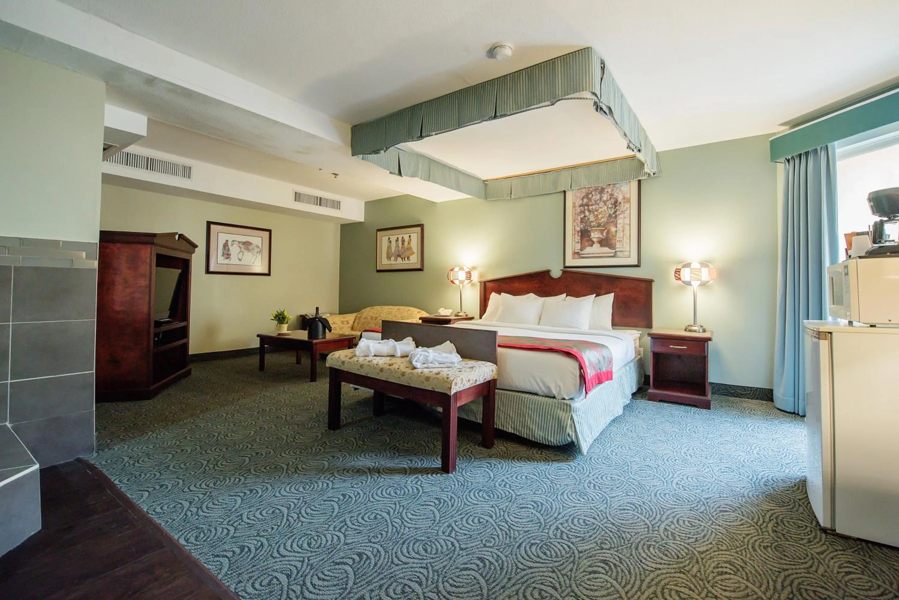 Photo of the whole room, Bed in Harrison Lake Hotel