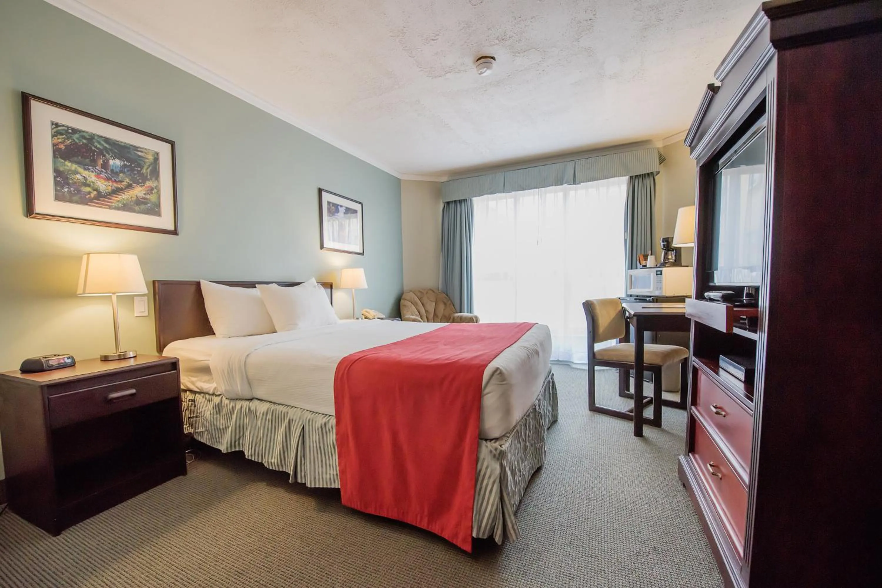 Photo of the whole room, Bed in Harrison Lake Hotel