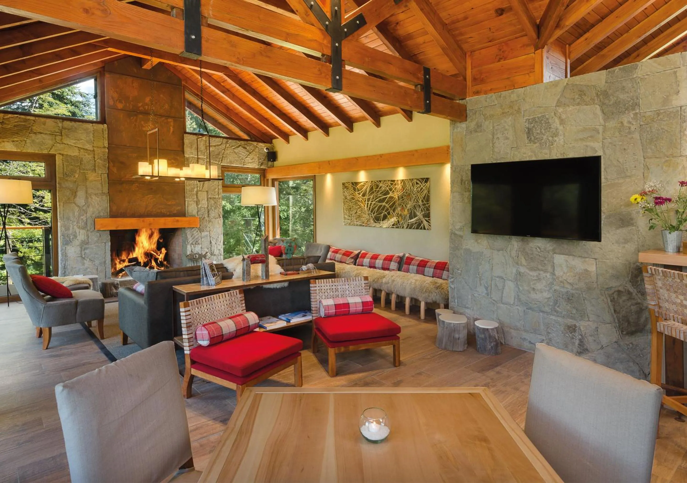 Communal lounge/ TV room in Huenú by DOT Boutique