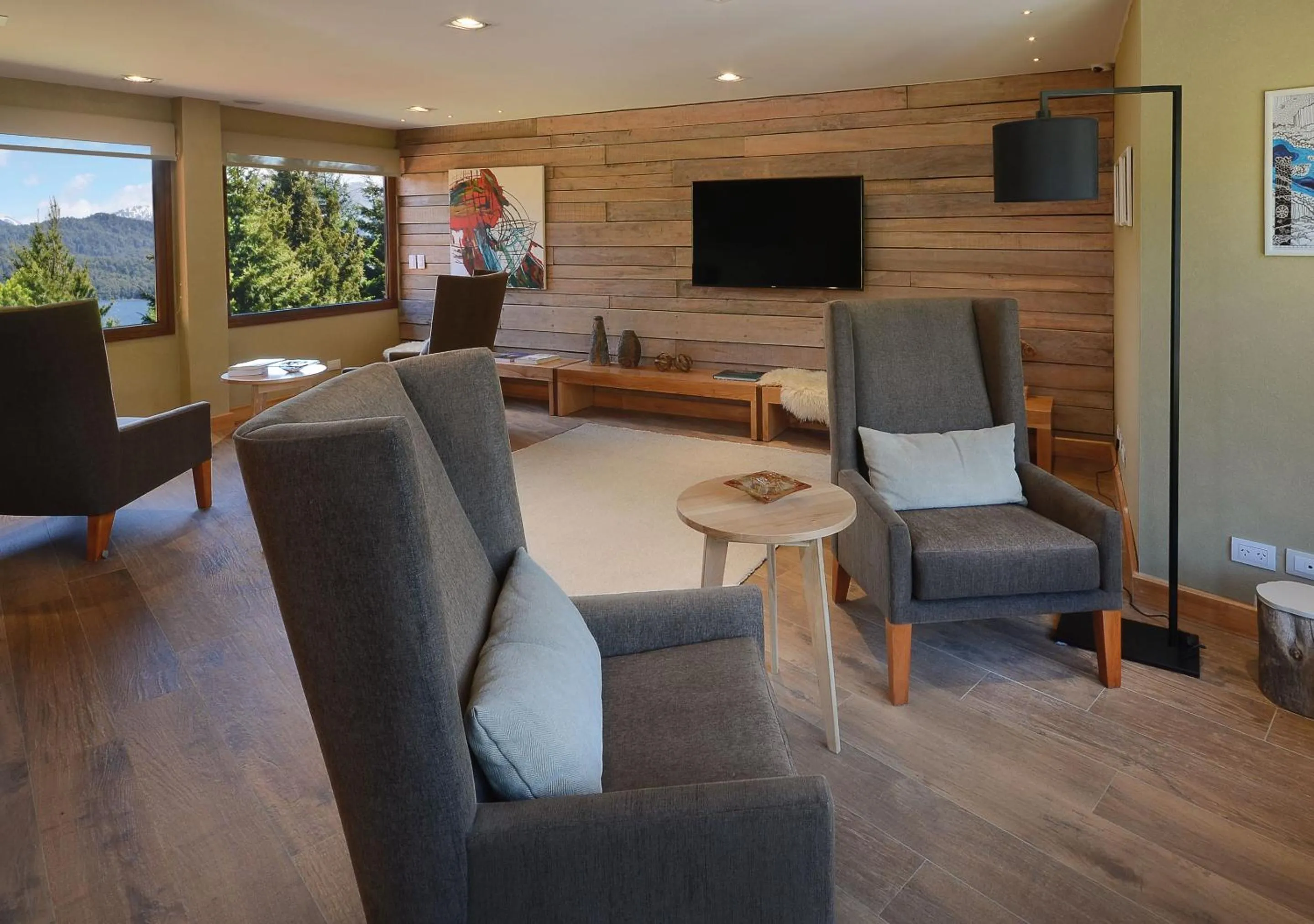 Communal lounge/ TV room in Huenú by DOT Boutique