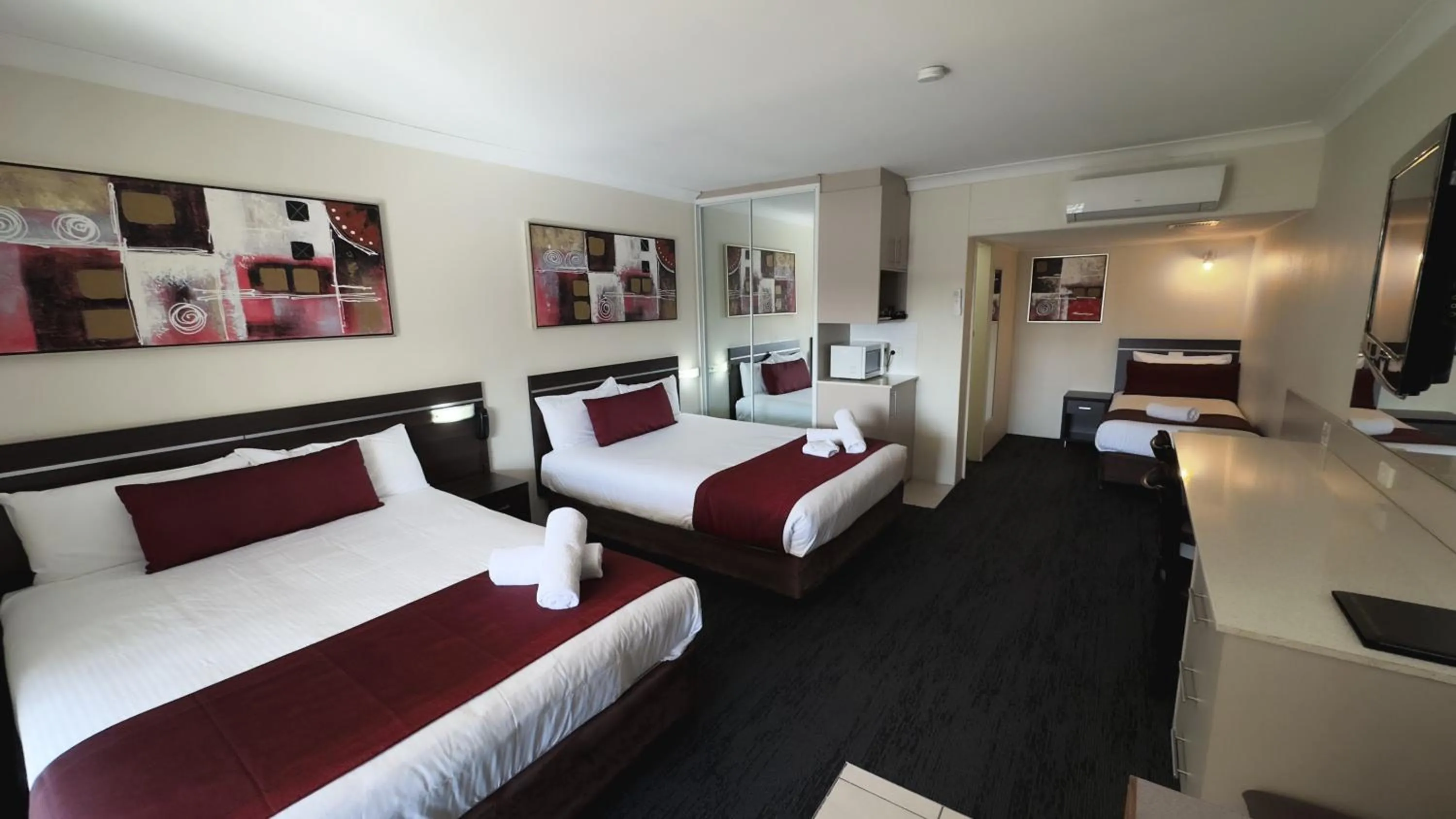 Bed in Golden West Motor Inn