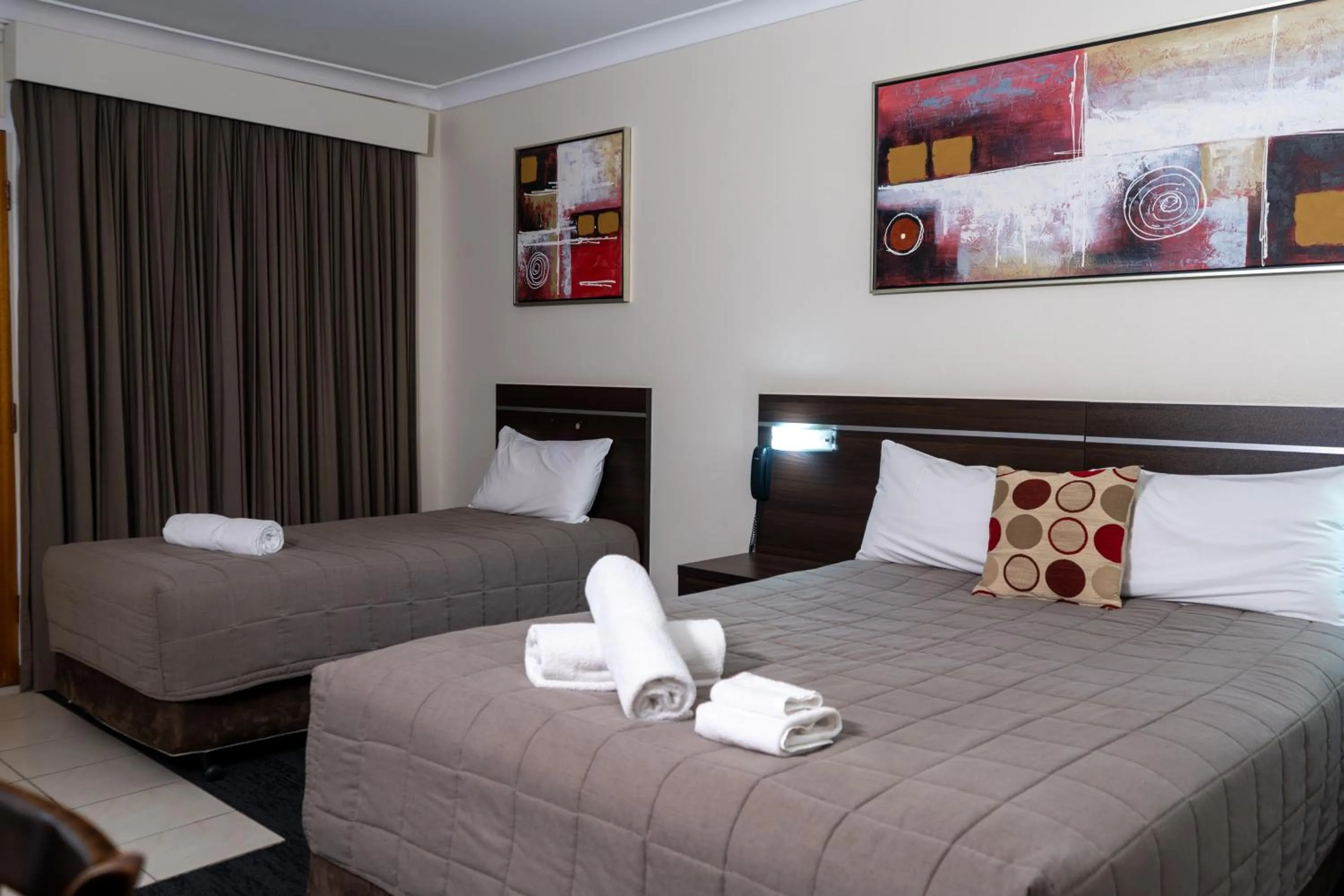 Bedroom, Bed in Golden West Motor Inn