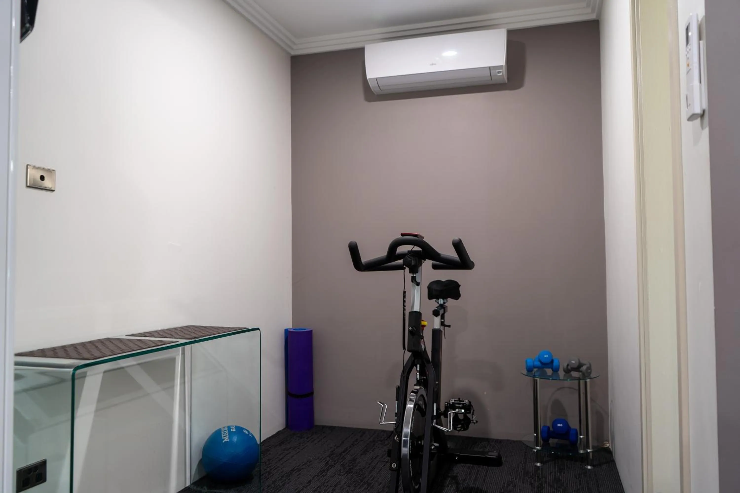 Bedroom in Golden West Motor Inn